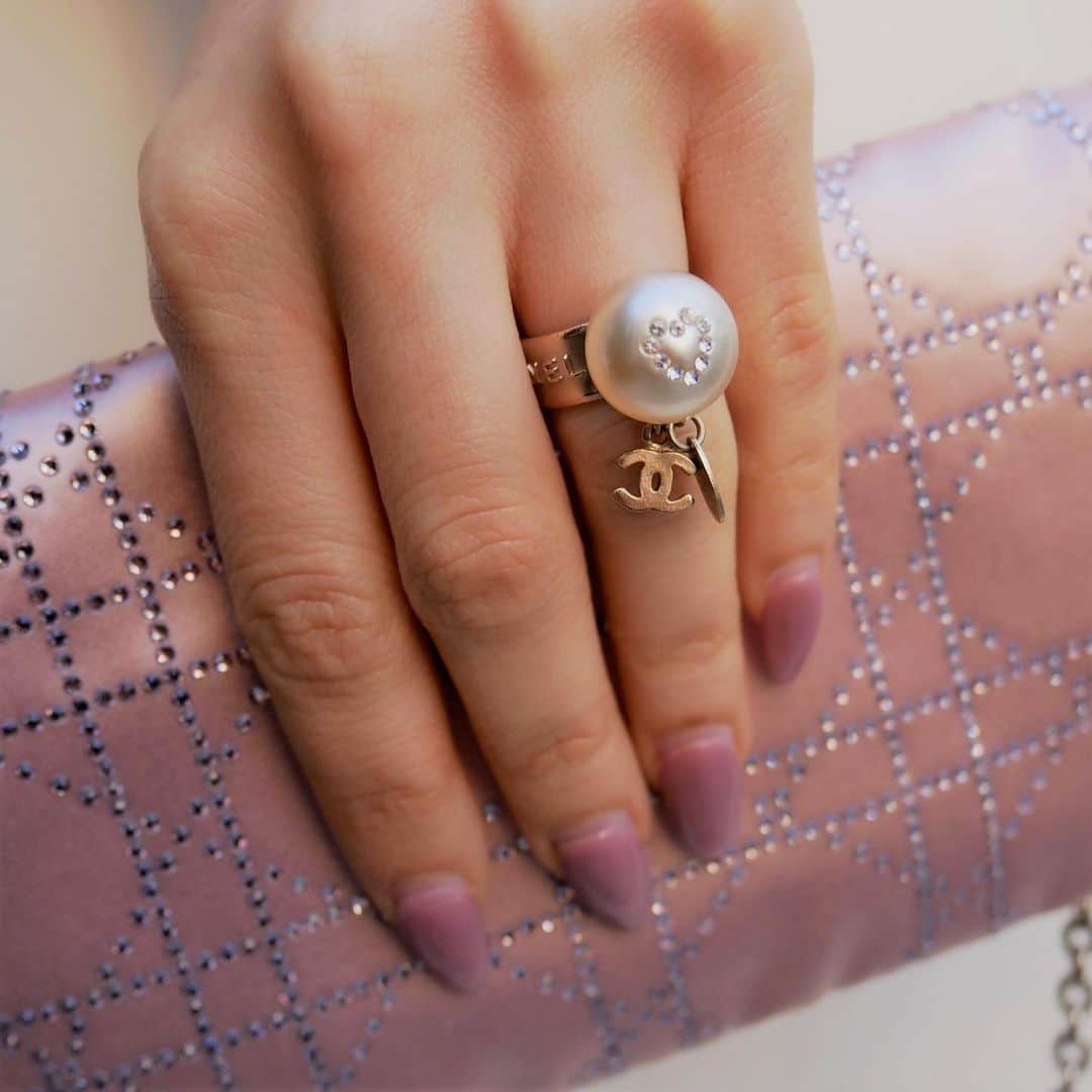 Vintage Brand Boutique AMOREさんのインスタグラム写真 - (Vintage Brand Boutique AMOREInstagram)「Chanel Rhinestone Pearl Ring from Spring 2008 size US6.5  Available Online For Purchase✨ Search Code: AO32482   #Chanel #ChanelRing #ChanelPearl #ChanelAccessories」2月7日 17時48分 - amore_tokyo