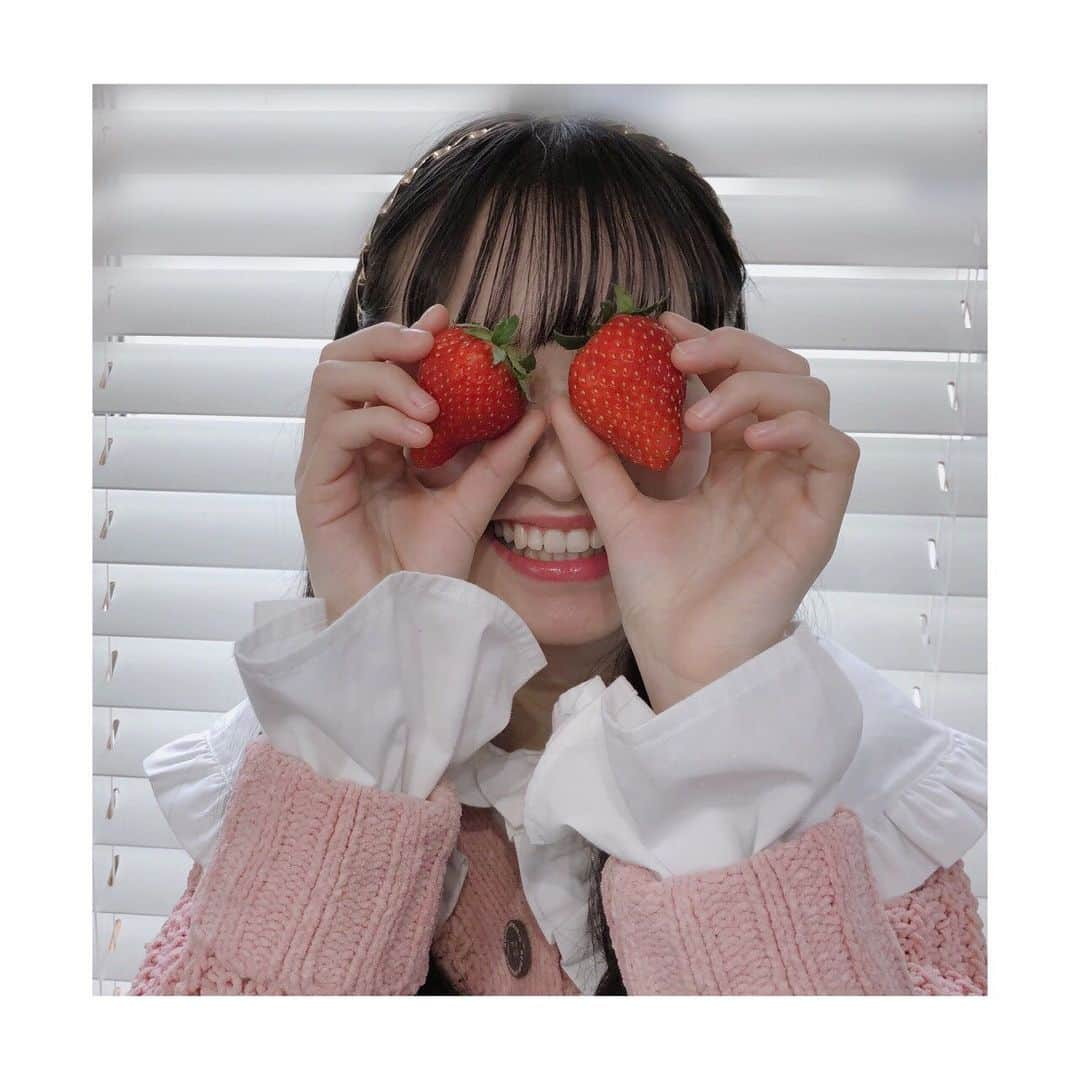 桧山ありすさんのインスタグラム写真 - (桧山ありすInstagram)「いちごの季節〜🍓💞  いちごは好きな食べ物の1つなんだ～♡ だからいちごだったらいくらでも食べれちゃう😆笑 あとは牛乳＆いちごのいちごミルクも大好き‪(*ˊᵕˋ* )  苺でビタミンチャージして テスト勉強頑張るぞ〜‪😆  #ニコプチ #プチモ #桧山ありす #スターダストプロモーション #stardustpromotion」2月7日 17時40分 - alice.hiyama