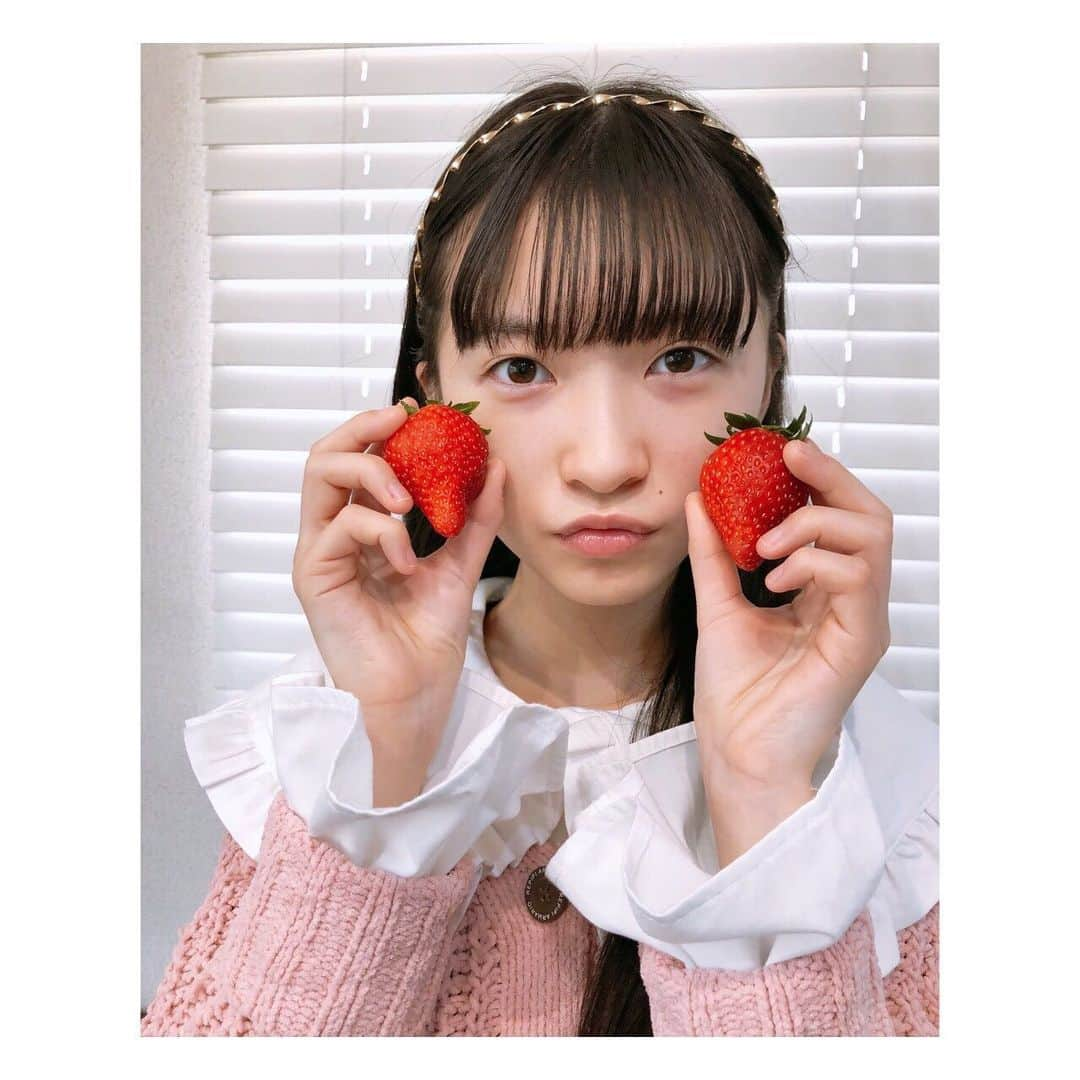 桧山ありすさんのインスタグラム写真 - (桧山ありすInstagram)「いちごの季節〜🍓💞  いちごは好きな食べ物の1つなんだ～♡ だからいちごだったらいくらでも食べれちゃう😆笑 あとは牛乳＆いちごのいちごミルクも大好き‪(*ˊᵕˋ* )  苺でビタミンチャージして テスト勉強頑張るぞ〜‪😆  #ニコプチ #プチモ #桧山ありす #スターダストプロモーション #stardustpromotion」2月7日 17時40分 - alice.hiyama