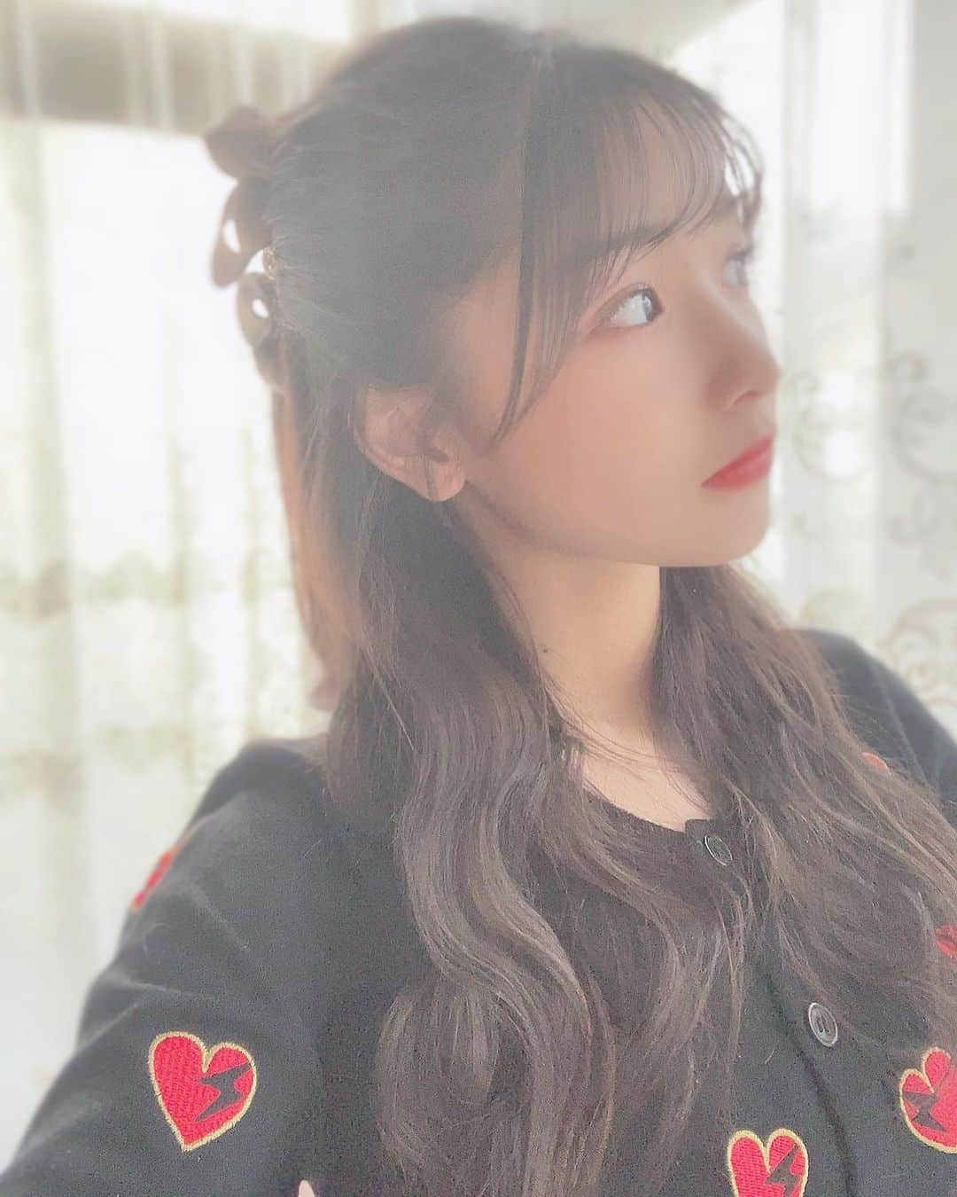 藤園麗のインスタグラム：「綺麗な夕日の方向いて撮りたかったけど眩しすぎて目が開かなかったので夕日に背中を向けました🥲 今日のお洋服はハートとくちびるが可愛いカーディガン💔💋 茶色チェックのバレッタもお気に入りです🤎✨ . . . #夕日を #浴びて #撮りたかったけど #無理だった #笑 #ウェーブ巻き #巻き髪 #ハーフアップ #バレッタ #ロングヘア #カーディガン #藤園麗」