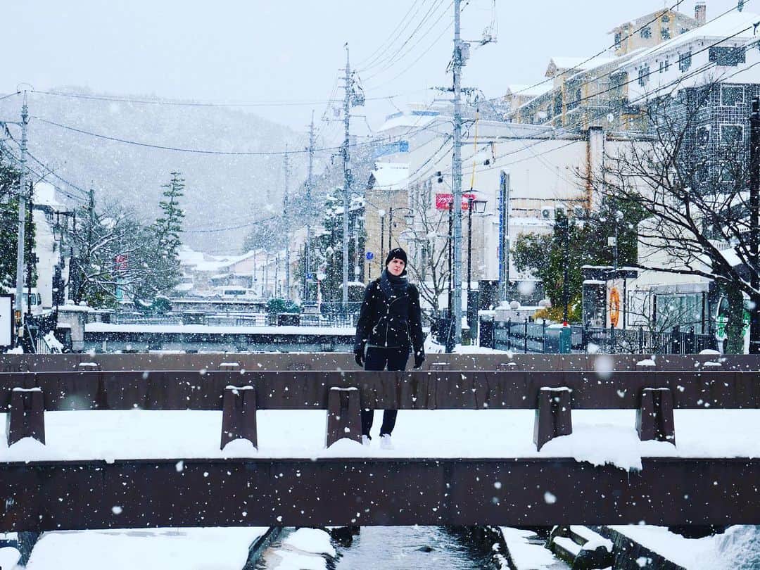 Шамов Дмитрийのインスタグラム：「Снежная Япония  За почти 10 лет жизни в Японии, я  практически не видел снега. Зимой в Токио температура редко опускается ниже нуля и создается ощущение, что это просто затяжная осень, переходящая в весну. Сейчас в феврале температура так вообще доходит до +15.   Отправляясь  в префектуру Симанэ в город Мацуэ, я даже не представлял с чем столкнусь. Я попал в настоящую зиму. Хлопья снега, сугробы и метель. Все дороги занесло, автобусы перестали ходить, а рейсы самолетов отменили. Занесло не только Симанэ, но и многие другие префектуры Японии.  Для меня это стало невероятным приключением. Хруст снега под ногами, хлопья, кружащиеся в воздухе и согревание теплым кофе. Раньше я такую Японию видел только на картинках, а теперь сам оказался внутри японской зимы.  Я, как человек ненавидящий зиму, наслаждался всем этим. Но стоило вернуться в Токио и я снова попал в осень. Едешь на поезде и видишь, как пейзаж за окном постепенно меняется. Снега становится меньше, а зелени больше. Так необычно.   В общем, Япония прекрасна в любое время года.   А в какое время года вы хотели бы посетить Японию и почему?  #япония #токио #снег #зима #симанэ #аниме #жизньвяпонии #шамовдмитрий #japan #tokyo #shimane #snow #japanese #anime #манга #日本　#東京　#島根 #ロシア人 #外人 #外国人」