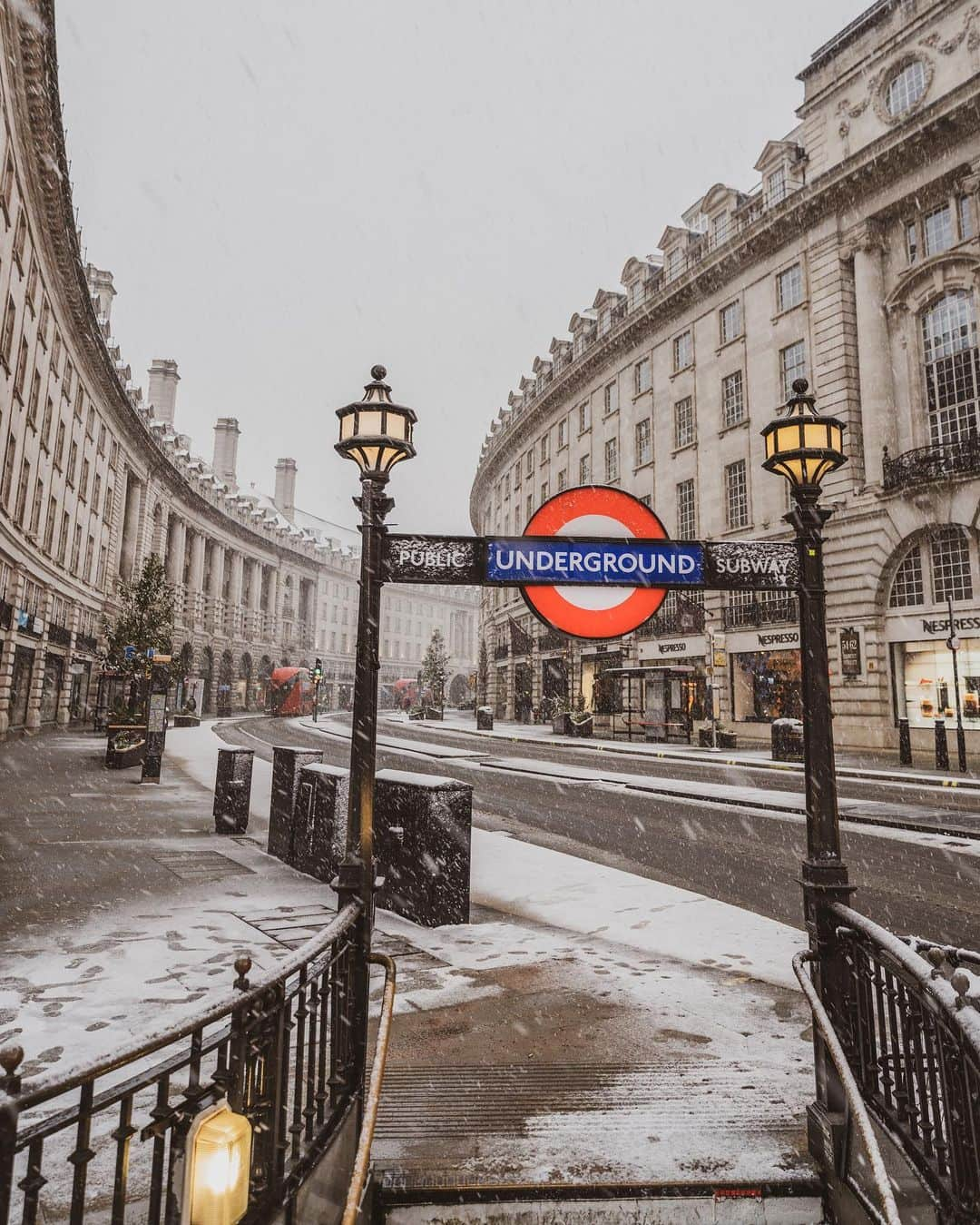 @LONDON | TAG #THISISLONDONさんのインスタグラム写真 - (@LONDON | TAG #THISISLONDONInstagram)「@MrLondon on #RegentStreet a few weeks ago... rumour is another beast from the east is blowing in. Let’s see whether London turns white or not! ⛄️❄️⛄️  ___________________________________________  #thisislondon #lovelondon #london #londra #londonlife #londres #uk #visitlondon #british #🇬🇧 #piccadilly #piccadillycircus」2月7日 17時44分 - london