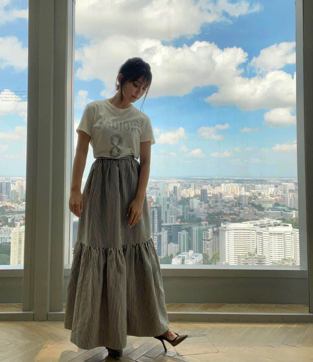 林村ゆかりのインスタグラム：「街ブラ。 最近雨が少ないから気分よき。今日もすごく晴れてた✨ It was sunny day. I went to window shopping.  #ionsky #ionorchard #dior#ディオール#singapore#シンガポール#シンガポール生活#singaporelife#シンガポール美容#美容好き#ootd#コーディネート#コーデ#cordinate」