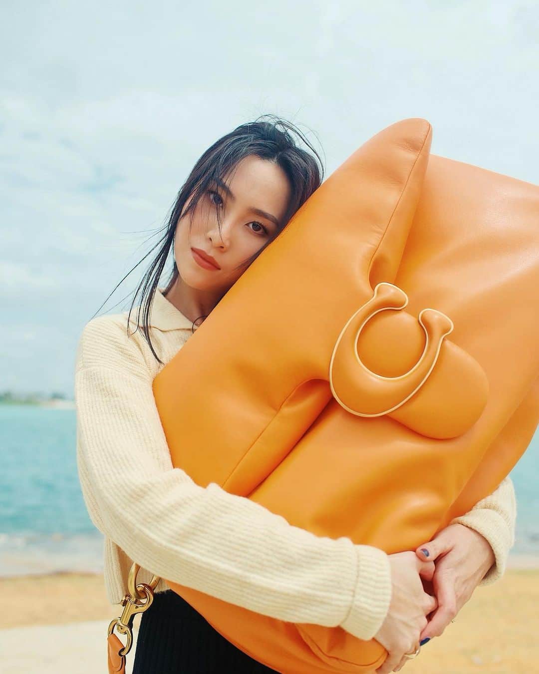 ソニアのインスタグラム：「Finally, a bag big enough to fit all our problems! 🤣 Make a statement this CNY with cute candy coloured bags 🍭   @Coach #TabbyBag #CoachNY PC: @nicolequek」