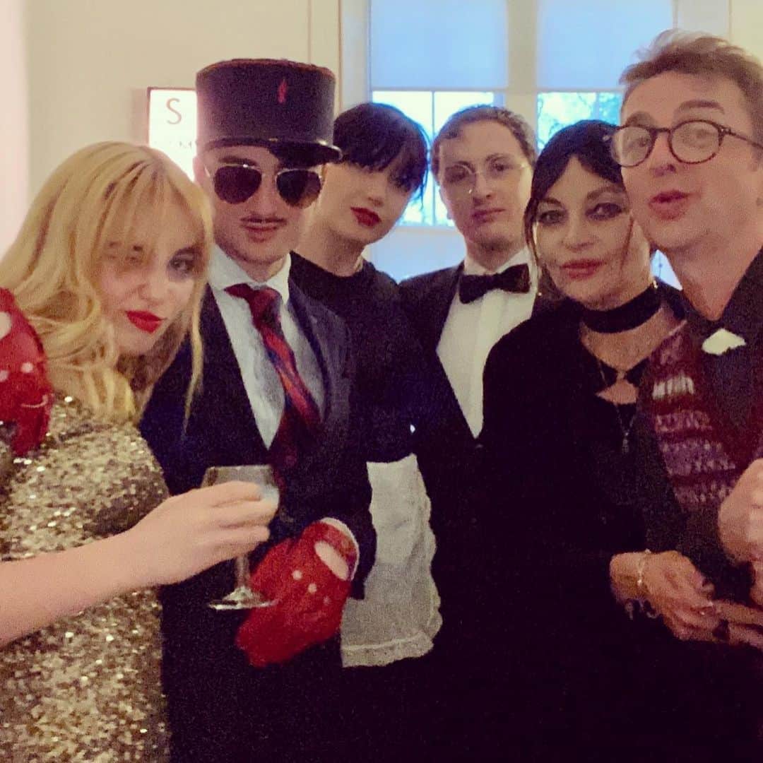 デイジー・ロウのインスタグラム：「Happiest Birthday to my dearest DannyDad @dannygoffeyofficial 25 and a half years ago you walked into our lives and have created so much magical chaos ever since. You educated me on the greatest music, films, art & books... you make every day an adventure with your humour, your wit & your strange behaviour. You’re my favourite person to clean with, cook with & I love discovering the world with you. My goodness I am so thankful every day that you & mum found one another. Happiest of days to you dad, I wish I could be there to celebrate the wonder of you. I love you to the moon and back to infinity ♥️♥️♥️」
