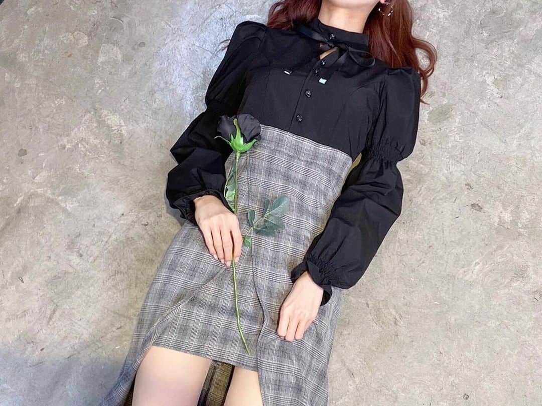 EATMEのインスタグラム：「2.7 update... #EATME #FEBRUARY  #NEW #ITEM . TOP画面のURLからEATME WEB  STOREをCHECK▶︎▶︎▶︎ @eatme_japan . 🌹デコルテブラウスドッキングワンピース ¥13,000(＋tax) MIX.PNK.BLK ☑︎S/M ※2.9発売予定 . #EATME_CODE #eatmejapan #イートミー」