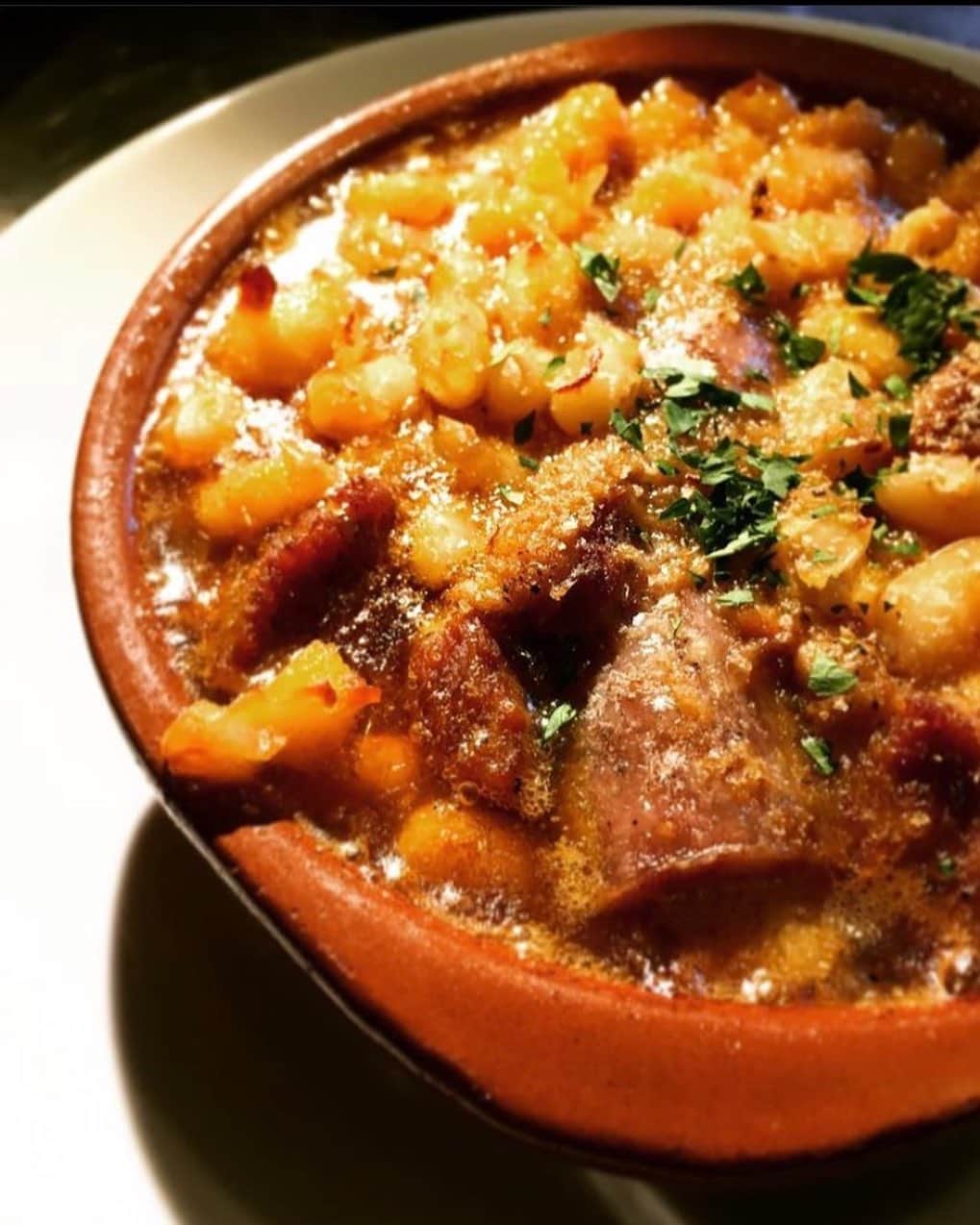 フランス大使館さんのインスタグラム写真 - (フランス大使館Instagram)「【今日の一皿🍽】寒い日が続きますね🌬カスレはフランス南西部の有名な地方料理です。白インゲン豆とお肉をぐつぐつと煮込み、オーブンで焼き上げます。とても時間と手間がかかる料理ですが、煮込んだお豆の美味しさは格別ですよ✨ 📷: @vraielife」2月7日 17時49分 - ambafrancejp