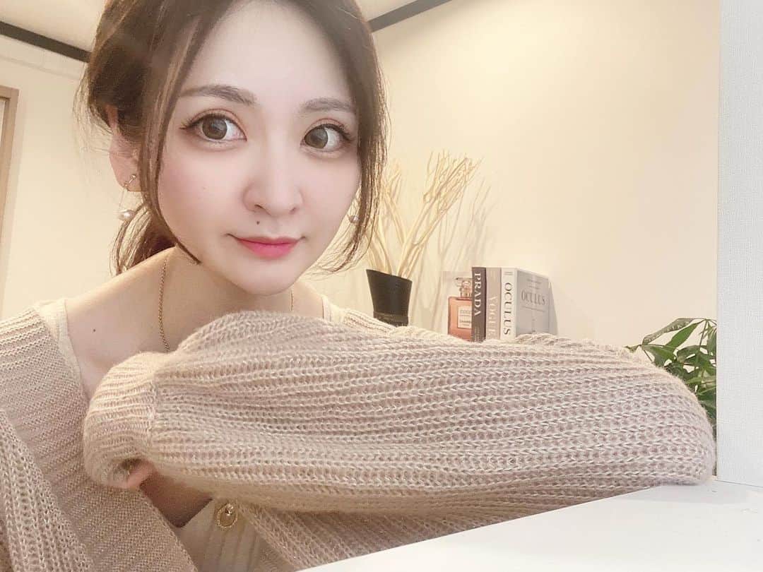 藤後 沙織 とうごさおりのインスタグラム：「今日は、六本木駅すぐのところにあるビューティ整体サロン『BEFORT』さんへ行ってきました😊  背骨のゆがみを治していただき、小顔矯正をしていただいたよ♬ 肩こりが酷すぎたけど、背骨や肩甲骨含め改善してくださり、肩こりが楽に☻ 小顔矯正は、痛みはまったくなく、美顔器とハンドマッサージだったので寝落ちしてしまいました😪 むくみがとれてフェイスラインがすっきりしたのと、目が開きやすくなりました（←どんだけ埋もれてたんだろう。笑）  昨年10月Openなので、サロン内もとっても綺麗でおしゃれで自分へのご褒美にぴったり✨✨  倉富さんありがとうございました😊🤝  #befort #小顔矯正 #小顔 #美容 #美容整体 #むくみ #整体 #歪み #小顔エステ #小顔サロン #PR」