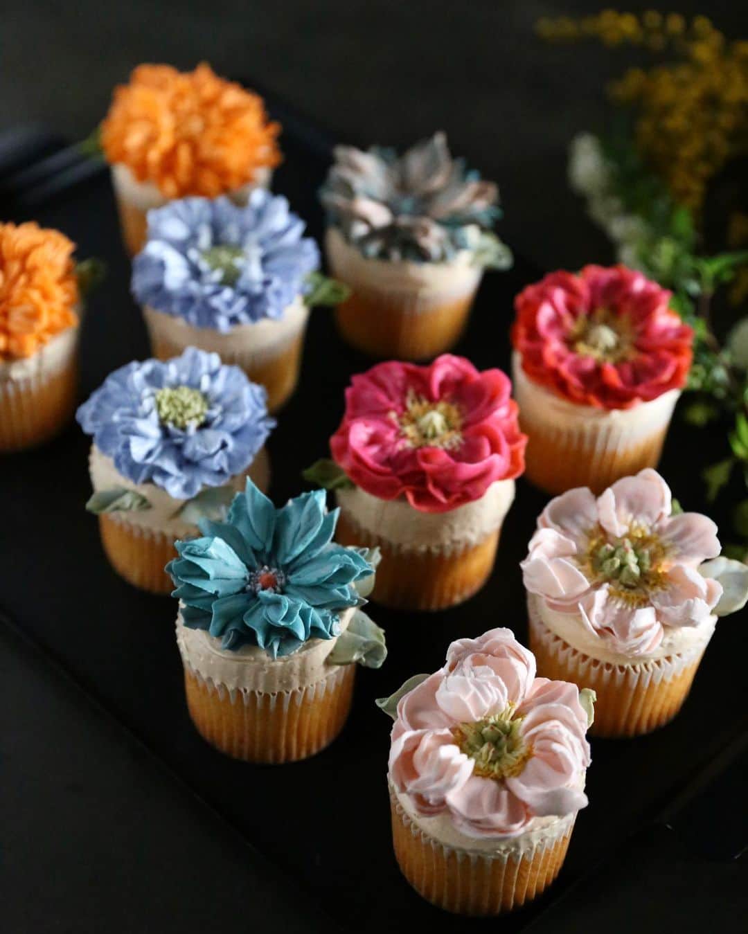 청담 수케이크 (atelier soo)さんのインスタグラム写真 - (청담 수케이크 (atelier soo)Instagram)「ㅡ 파이핑심화반.중요도가높은 mass flowers.  바닐라컵케이크.카라멜크림 한층깊어진파이핑.채도높은생화컬러와생화파이핑을위해 원리를깊게생각해보는시간들 🤍 ㅡ #flower #cake #flowercake #partycake #birthday #bouquet #buttercream #baking #wilton #weddingcake #cupcake ㅡ www.soocake.com vkscl_energy@naver.com」2月7日 18時06分 - soocake_ully