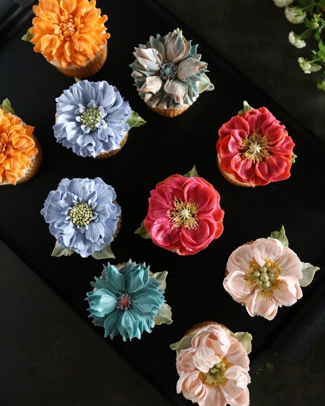 청담 수케이크 (atelier soo)さんのインスタグラム写真 - (청담 수케이크 (atelier soo)Instagram)「ㅡ 파이핑심화반.중요도가높은 mass flowers.  바닐라컵케이크.카라멜크림 한층깊어진파이핑.채도높은생화컬러와생화파이핑을위해 원리를깊게생각해보는시간들 🤍 ㅡ #flower #cake #flowercake #partycake #birthday #bouquet #buttercream #baking #wilton #weddingcake #cupcake ㅡ www.soocake.com vkscl_energy@naver.com」2月7日 18時06分 - soocake_ully
