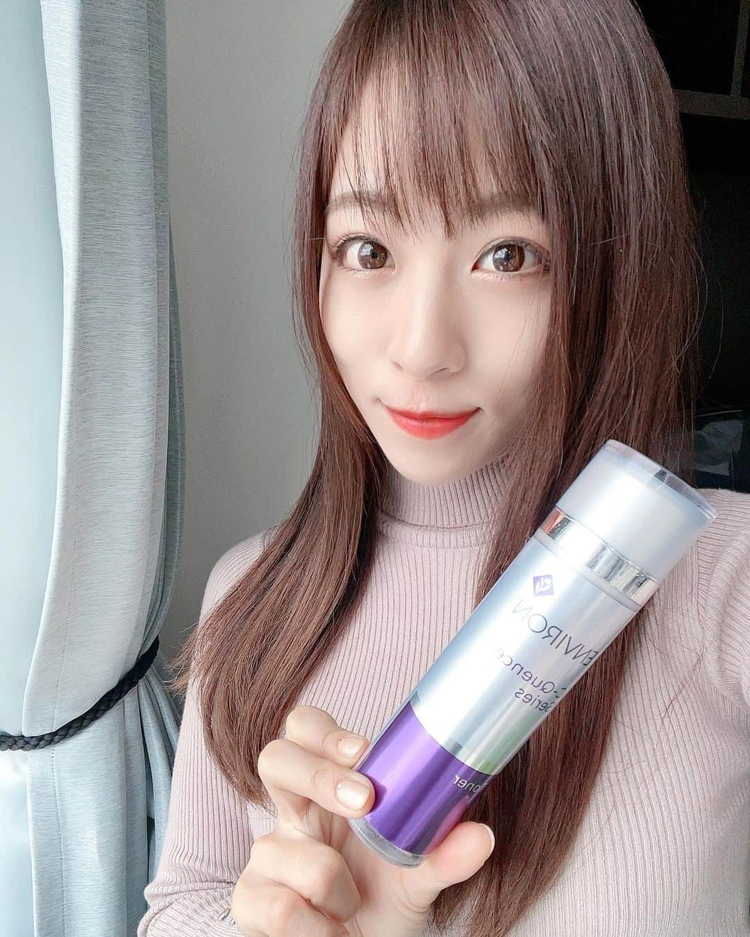 絹野志朋さんのインスタグラム写真 - (絹野志朋Instagram)「. 超絶イチ推しスキンケア用品❤︎ @environ_jp   『健康的で美しい肌には ビタミンAが溢れているという事実。』  公式サイト記載のこの謳い文句には とっても惹かれたし、本当にその通り。  ビタミン補給は 体の内側からも外側からも必要🍋  モデル仲間でも使ってる人多いから 試してみたら、これを使った次の日は お肌のツヤとハリが本当に良いの❤︎ 化粧ノリも全然違くて感動してます🥺  お肌は一生ものだし どうしても年齢と共に悩みが増えるので 良いものを使って損なし！だね😌🙌  ただし、その人の肌質や悩みによって 合う/合わないはあると思うので… 気になってる化粧品やスキンケアは とりあえず片っ端から試してみる派。笑  オススメあれば是非教えて下さい🥰♡ . . #モデル #大阪モデル #関西モデル #肌質改善 #美肌ケア #美肌作り  #スキンケア #スキンケア用品  #スキンケア好きさんと繋がりたい  #エンビロン #エンビロン肌」2月7日 18時05分 - shihok0414