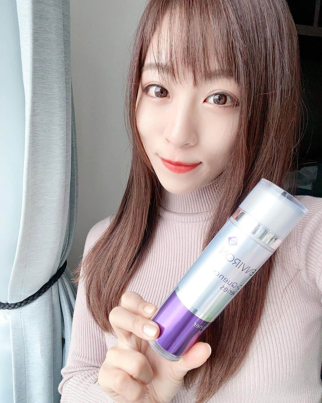 絹野志朋のインスタグラム：「. 超絶イチ推しスキンケア用品❤︎ @environ_jp   『健康的で美しい肌には ビタミンAが溢れているという事実。』  公式サイト記載のこの謳い文句には とっても惹かれたし、本当にその通り。  ビタミン補給は 体の内側からも外側からも必要🍋  モデル仲間でも使ってる人多いから 試してみたら、これを使った次の日は お肌のツヤとハリが本当に良いの❤︎ 化粧ノリも全然違くて感動してます🥺  お肌は一生ものだし どうしても年齢と共に悩みが増えるので 良いものを使って損なし！だね😌🙌  ただし、その人の肌質や悩みによって 合う/合わないはあると思うので… 気になってる化粧品やスキンケアは とりあえず片っ端から試してみる派。笑  オススメあれば是非教えて下さい🥰♡ . . #モデル #大阪モデル #関西モデル #肌質改善 #美肌ケア #美肌作り  #スキンケア #スキンケア用品  #スキンケア好きさんと繋がりたい  #エンビロン #エンビロン肌」