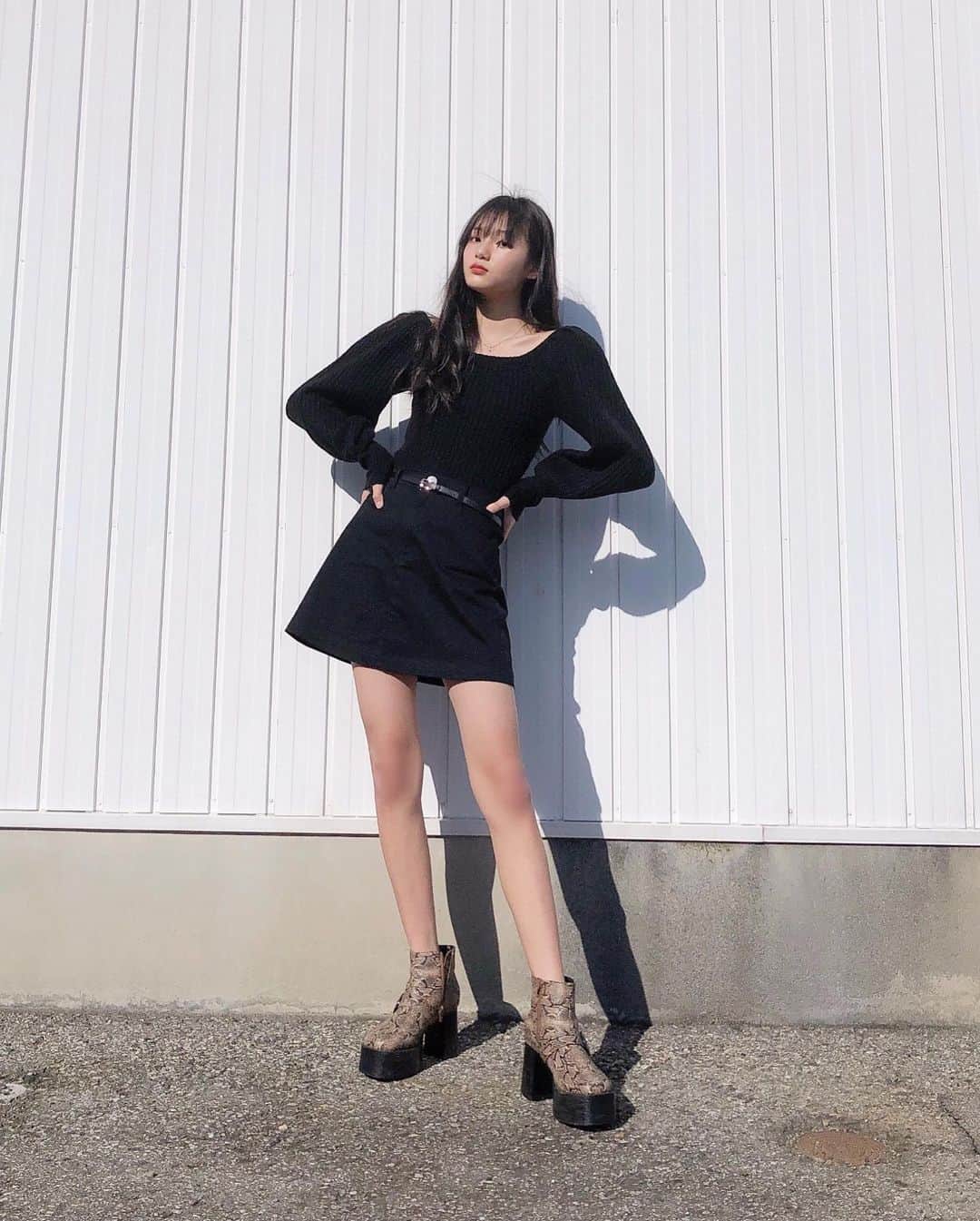 のインスタグラム：「🎱 蛇柄のブーツの中は ポケモンの靴下です。 ・ ・ #モノトーンコーデ #きょこ  #ひめかすたいる #花田姫佳」