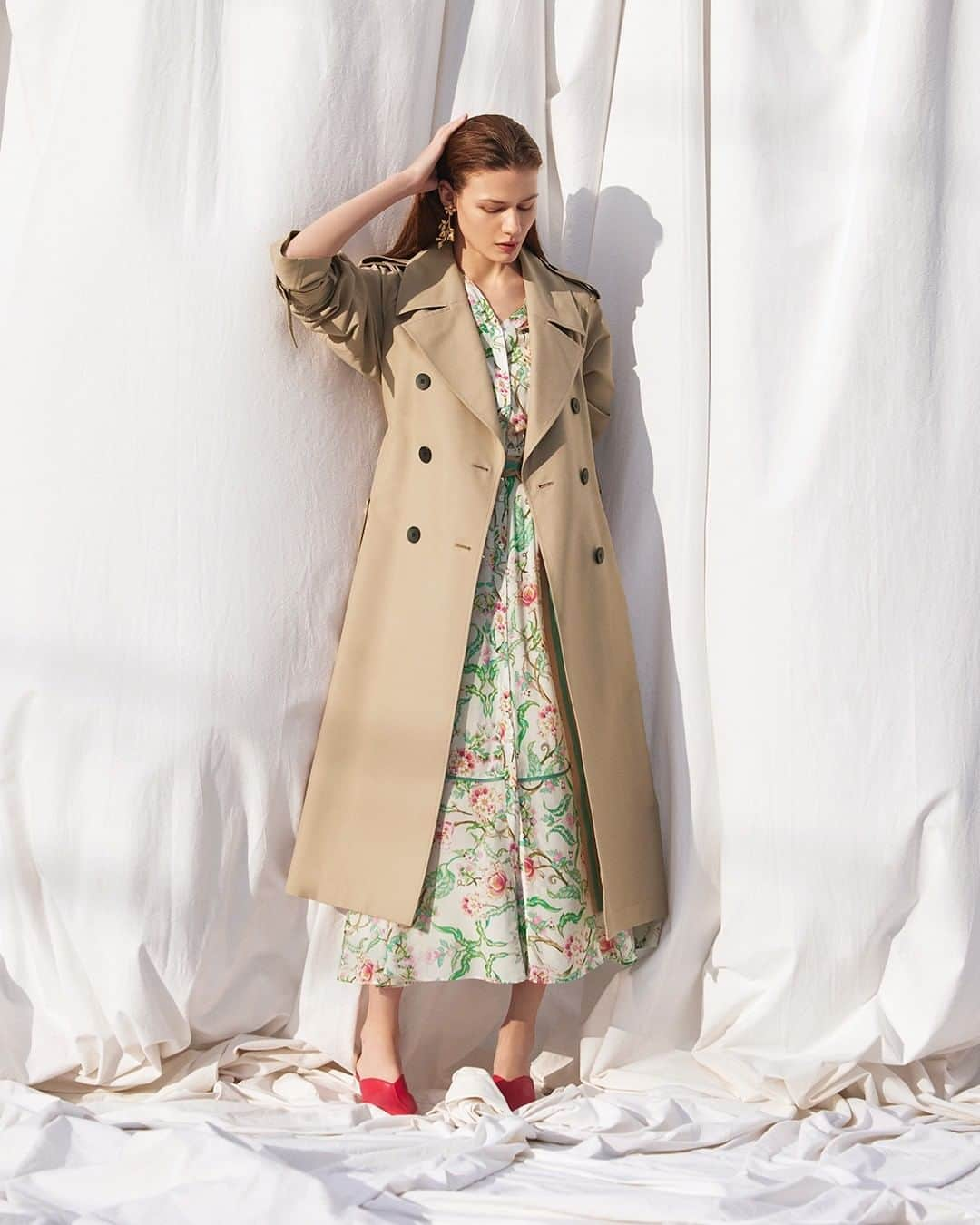 EPOCAさんのインスタグラム写真 - (EPOCAInstagram)「2021 SPRING & SUMMER "ATARAXIA" peaceful feeling  COAT ¥143,000 DRESS ¥132,000 EARRING ¥7,700 SHOES ¥58,300  #epoca #collection #new #2020ss  #fashion #spring #coat #trenchcoat  #springcoat  #sdress #print #flower #flowerprint #fiore  #annabaiguera #エポカ #ファッション #コレクション #フェミニン #モダン #トレンチコート #コート #ドレス #フラワープリントワンピース #ワンピース」2月7日 18時00分 - epoca_official