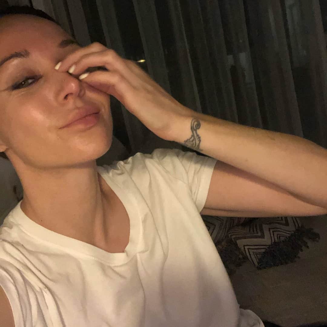 エミリー・スコットのインスタグラム：「💭 little miss dream a lot 😊 Couldn’t believe just how relaxed it felt to have better sleep over the last 6 months. sounds obvs but true. My number one priority to feel good was good food, not good rest. As a DJ that comes with the territory! But rest was the best! Nature’s greatest inbuilt power source ⚡️⚡️🔋⚡️⚡️」
