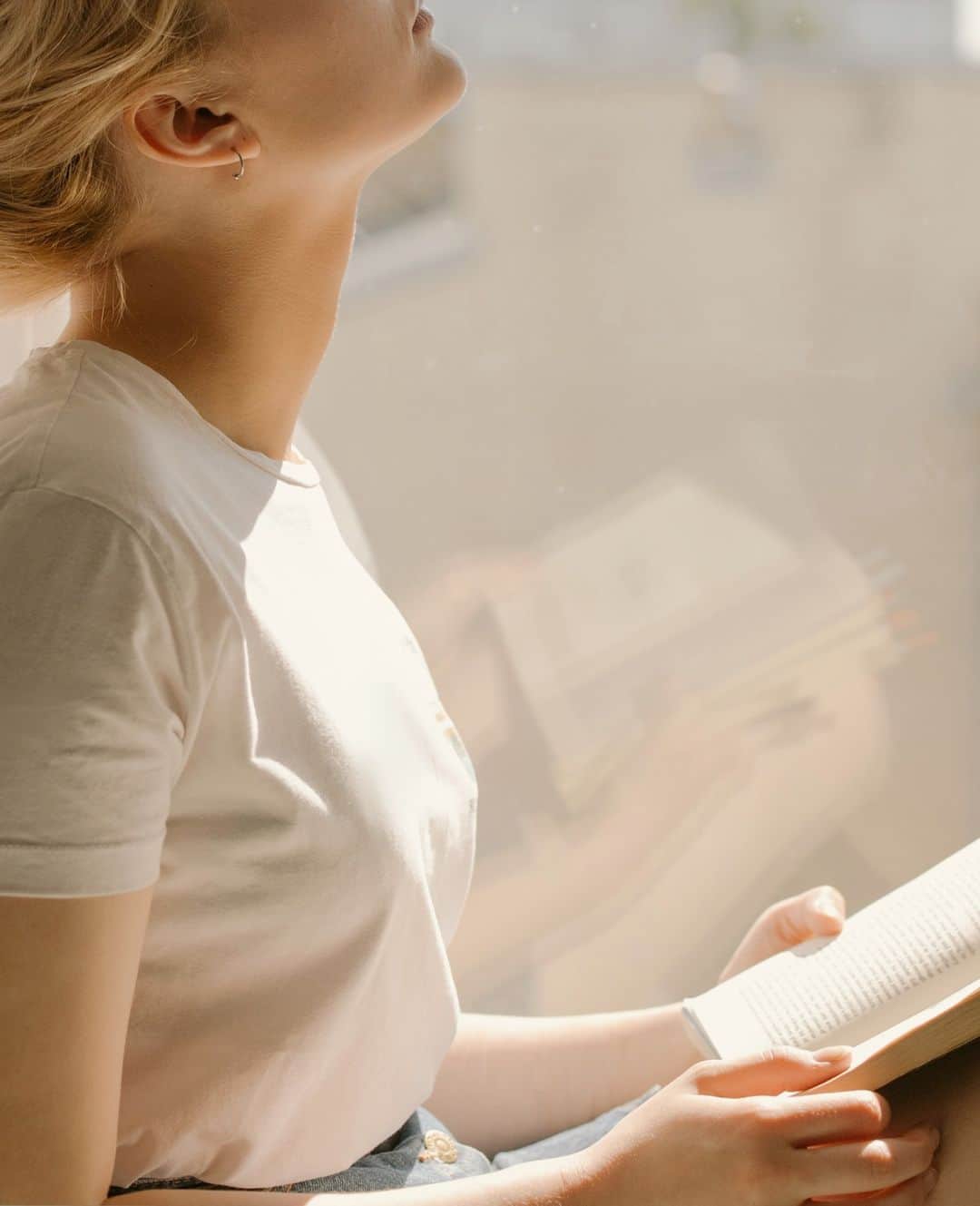カンパニードプロバンスのインスタグラム：「Dimanche… On profite d'un bon bouquin et on fait le plein de rayons de soleil pour la semaine ☀️ Quel est votre programme de ce dimanche? --⁠ Sunday… Let's grab a good book and fill up with sun rays for the week ☀️ What is your schedule for this Sunday?」
