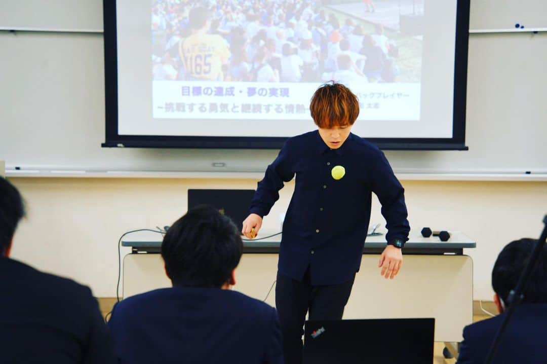 石田太志さんのインスタグラム写真 - (石田太志Instagram)「I’ve lectured at JAPAN soccer college(@japan_soccer_college). And also I’ve taught footbag to them. They are awesome. Thanks for listening! ･ #footbag #taishiishida #freestyle #soccer #follow #worldchampion #performance #performer #instagramer #hackysack  #lecture #college #students #japansoccercollege」2月7日 18時00分 - taishiishida