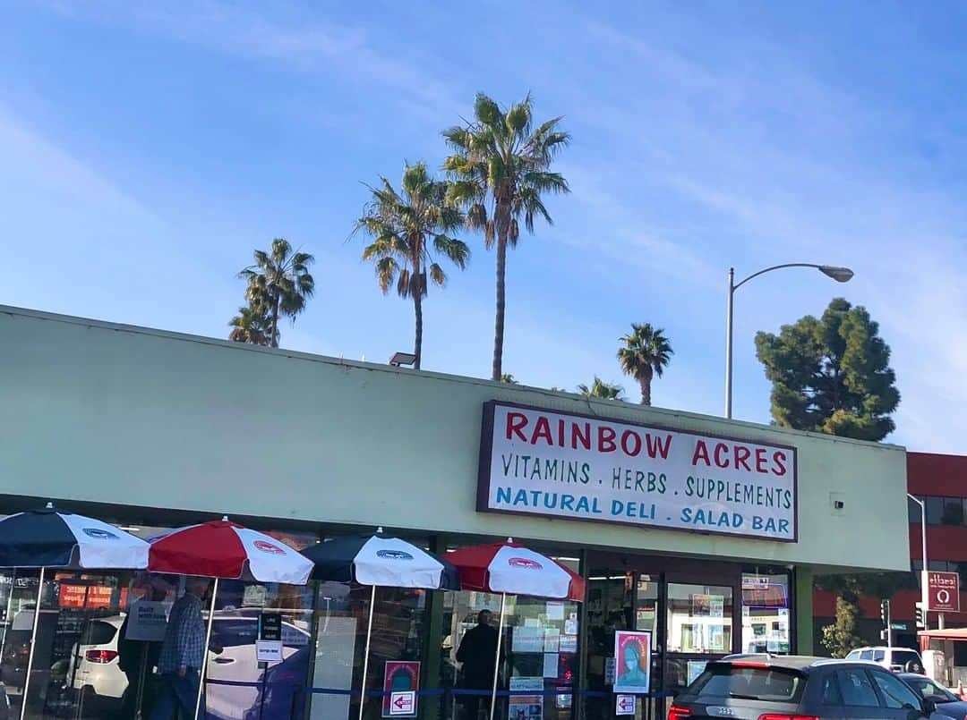 HONEYさんのインスタグラム写真 - (HONEYInstagram)「カリフォルニアのナチュラルスーパーマーケットを紹介する連載企画をHONEY WEBでスタート。店舗に張り込み、スタッフ＆カスタマーからヒアリングしたリアルな情報を紹介していきます。ローカルなお店から大手チェーンまで、幅広くご案内していきます！ 第1回目は「Rainbow Acres Natural Food」をピックアップ。  詳しくは、@honey_magazineのプロフィール から公式サイトをチェック！ @honey_magazine  #カリフォルニ #california #rainbowacresnaturalfoods #ナチュラルマーケット」2月7日 18時00分 - honey_magazine