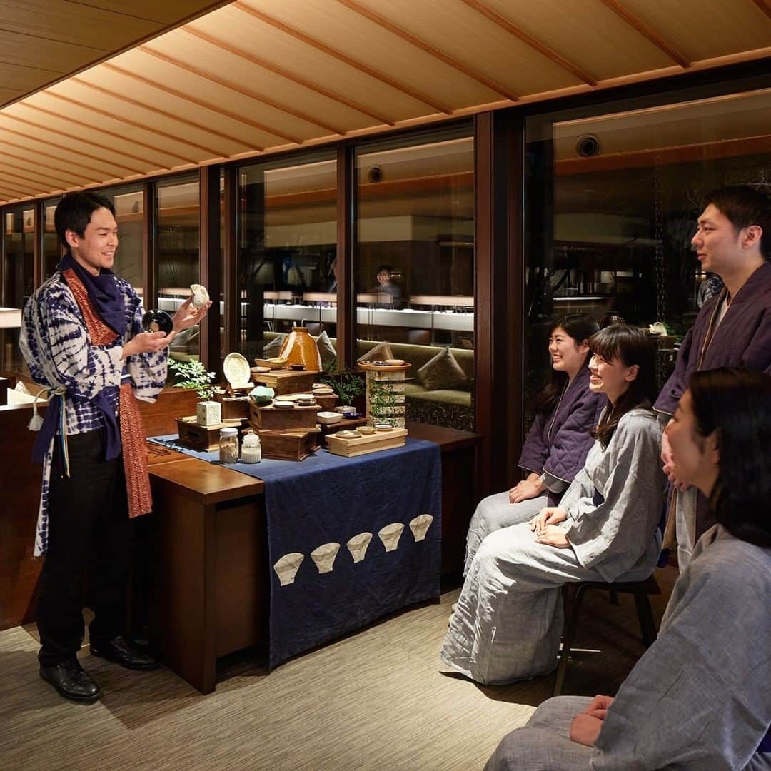 星野リゾート 界の若者旅さんのインスタグラム写真 - (星野リゾート 界の若者旅Instagram)「地域の息づかいが感じられる、伝統工芸品。 「界」で出会える3つの焼き物特集、1つ目は界 鬼怒川の「益子焼」です。  江戸時代中期に生まれた栃木県を代表する焼き物「益子焼」。  あたたかみのある形と釉薬が特徴ですが、近年では若手からベテランまで幅広い世代の陶芸家が作陶しており、その作風も多種多様です。 界 鬼怒川では、伝統的なデザインから、現代のライフスタイルにも合ったモダンなものまで、さまざまな作品をご紹介しています。  #hoshinoresorts #kaikinugawa #星野リゾート #界鬼怒川 #栃木 #鬼怒川 #鬼怒川温泉 #温泉旅館 #益子焼 #伝統工芸 #焼き物」2月7日 18時01分 - hoshinoresorts.kai