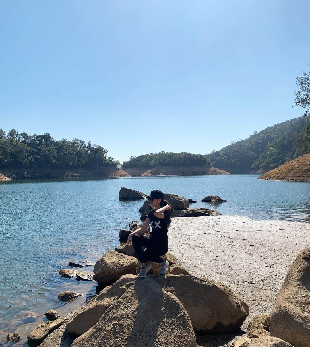 小笠原エリイのインスタグラム：「Beautiful day🌞🪨🌳🪵🐒 ・ ・ ・ #hike #hongkong #hongkonglife #modellife #hikeday #healthy #beautifulday #weekend #sunday #hongkongmodel #japanesemidel #model #beautiful #beautifulview #nature #happy #haveaniceday #goodweekend #hongkongphoto #monkey #animal #shingmunreservoir」