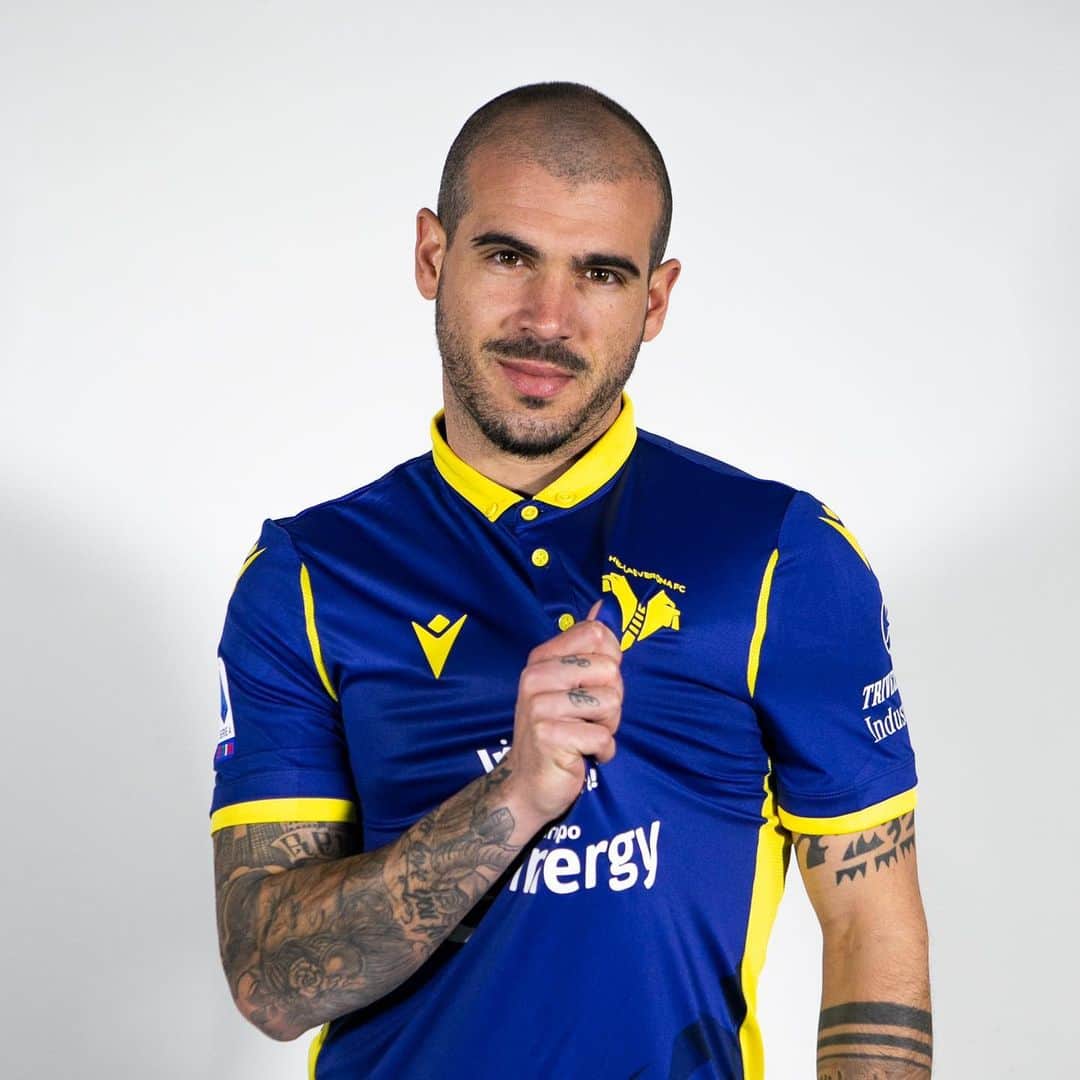 エラス・ヴェローナFCのインスタグラム：「Un leone in più 🟡🔵  Prima convocazione con l’Hellas Verona per Stefano #Sturaro.  #UdineseVerona #HVFC」