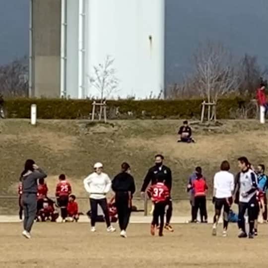 森上亜希子のインスタグラム：「今日は親も一緒に タグラグビーの試合をしました。  いや〜最高にしんどかったけど、最高に楽しかった‼️  子供達に、「タグ取れる！」とか「走れ！」とか、「早く戻れ〜！」とかまぁそれはそれは色々と言ってたけど、ホントにごめん🙏という気分。  タグ取るのは難しいし、すぐに戻れないし、やってみてわかる事がいっぱい‼️  ママ友が撮ってくれた奇跡のトライ動画🤣 まぁ酷い走り方😭😭😭😭  たかが、12分なのに死にそうだった！ 肺機能の低下にももが全く上がってない走り方に自分が引きました🤣  みなさま、私のダサイ走り方笑って下さいませ！  一緒にプレーしてくれたママさん、パパさん、子供達、本当にありがとうございました！  #ラグビー #タグラグビー #最高に楽しかった  #最高に疲れた #仲間に感謝  #ありがとう #テニス #tennis」