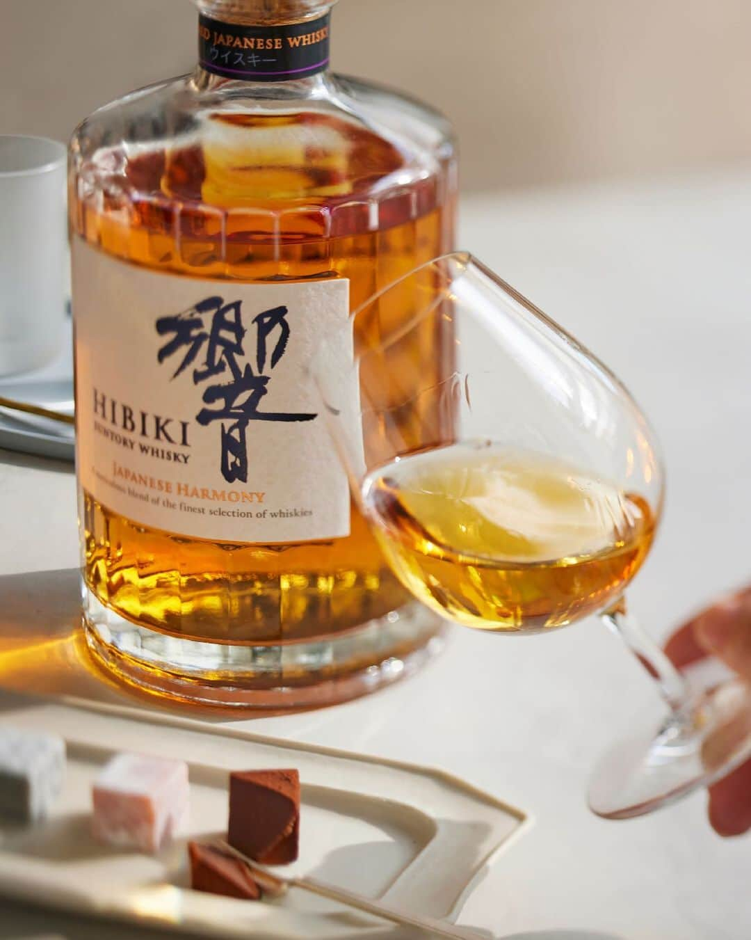 響 | SUNTORY WHISKY HIBIKIさんのインスタグラム写真 - (響 | SUNTORY WHISKY HIBIKIInstagram)「. HIBIKI TIME　～二十四節気・立春～　  幾重にも広がる味わいを探究する Immerse yourself in the pervasive multi-layered aroma.  #hibiki #響 #二十四節気 #24seasons #立春 #risshun #初春 #earlyspring #バレンタイン #valentine #テイスティング #tasting #ひとり時間 #alonetime #ショコラ #withchocolate #pairling #ペアリング」2月7日 18時02分 - suntorywhisky_hibiki