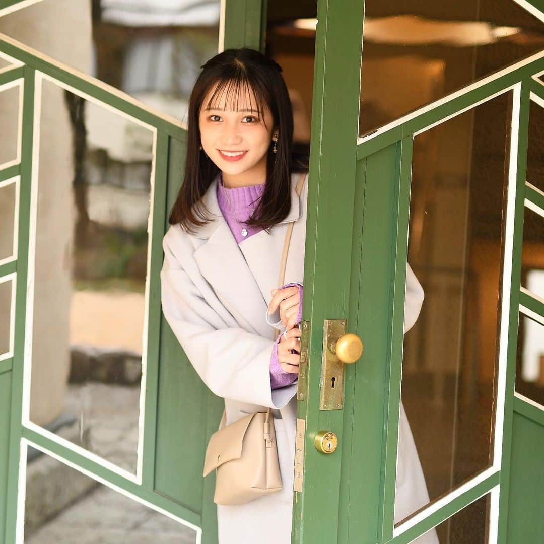 生形由佳のインスタグラム：「少し前に撮影していただきました📸  今日はポカポカした気持ちの良いお天気でしたね☺️  明日からまた1週間頑張るゾー！ オー！💪🏻✨🥰  Photo by @date_with_me_tokyo   #東京 #池袋 #ポートレート #ポートレート撮影 #東京カフェ #東京芸術劇場」