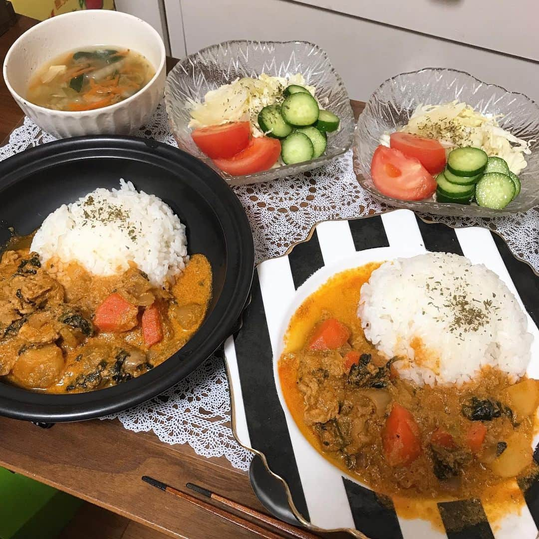 大湯みほさんのインスタグラム写真 - (大湯みほInstagram)「……… 大好きな週末の過ごし方✨おうちカレー🍛と、おうちカフェ🍰☕️ ・ ぬか漬けた〜っぷり✨のチキンレッドカレー🍽と、近所のお気に入りのケーキ🍰屋さんのcake😍ここは、毎日menuが変わって季節のフルーツなどで何種類もあるから…本当迷ってしまう💓お昼はあたたかかったけど…夜は冷え込むようなので✨皆さまあったか〜くして過ごして下さいね❣️ ・ #holiday #curry #stayhome  #cafe #teatime #ぬか漬け　#ぬか漬けカレー　#アレンジレシピ　#🍆　#🍛 #🍽 #ぬか漬けマイスター　#大湯みほ」2月7日 18時04分 - nukazukemiho0320