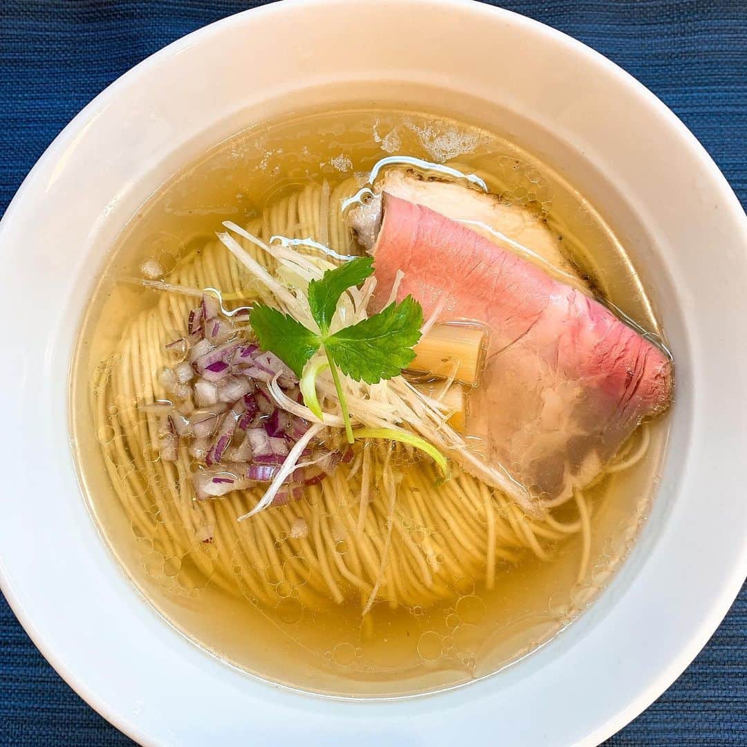 華月咲（さーちゃん）のインスタグラム：「🍜 #中華そば心 #白中華そば ¥750 多磨霊園駅より徒歩１分。 ＊ 最寄駅はちょっと怖そうな名前👻 パーフェクトな麺線に惹かれ初上陸！ びっくりするぐらい透明なスープに 旨味爆発🤯 思わず声でそうになった笑 卓上の一味とか絶対合うだろうに 無我夢中ですすっていつのまにか完食。 もう一杯食べたい！と久々に思った🥺💓 ＊ スープに負けない衝撃だったのが肉💥 特に鶏ちゃんの破壊力やばかった！！！ これは実際食べないとわからぬ。本当🐓 ぜひ食べてほしい。ヘビロテ確定のお店💓 京王線ユーザーになって約１ヶ月。 まだまだ知らない世界がいっぱい！最高！ ・ ・ #japan #tokyo #tamareien #ramen  #東京 #多磨霊園 #多磨霊園グルメ #東京ラーメン #多磨霊園ラーメン #中華そば #ラーメン #ラーメン女子 #ラーメン部関東 #ラーメン倶楽部 #ラーメン部 #麺スタグラマー #麺スタグラム #ラーメン好きと繋がりたい #ラーメンパトロール」