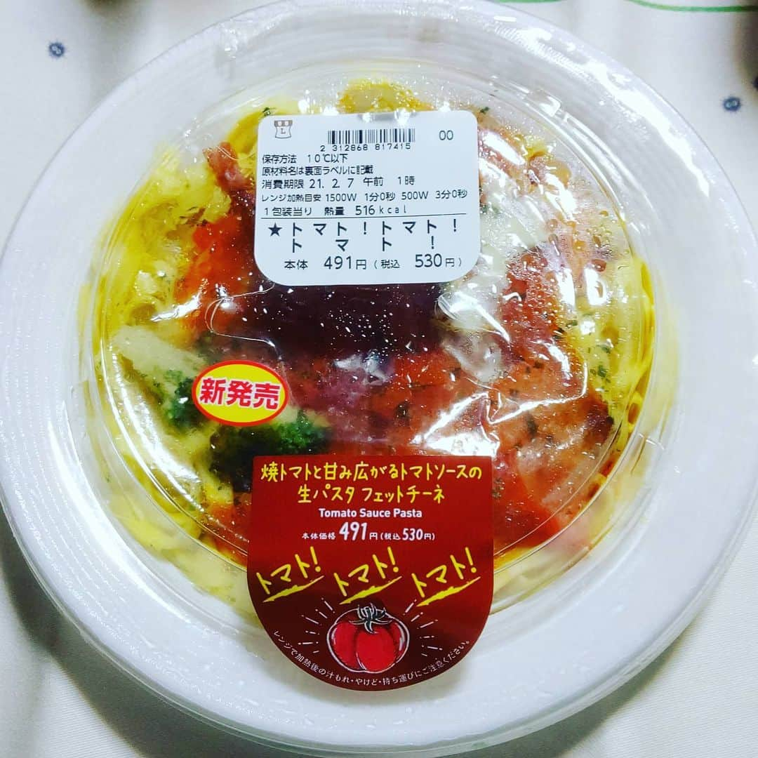 山本しろうのインスタグラム：「トマトはやっぱり焼トマトと甘み広がるトマトソースの生パスタフェットチーネにかぎる #二日で一トマト #ローソン #パスタ #フェットチーネ #トマト！トマト！トマト！ #トマト #トマト！！」