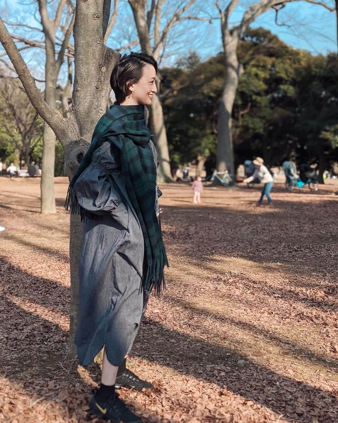 前田紀至子のインスタグラム：「セロトニンのために日光浴びつつウォーキング。今日も無事1万歩。  暖かかったので、早く着たかったAKTEのエマワンピースに漸く袖を通せて嬉しい。アウター無しで、大判のカシミアストール巻くだけでも全然余裕だったな。 因みにストールは楽天で出会った超お値打ち品。この冬かなりお世話になったのですが、光沢感やなめらかな肌触りが抜群に良い。いよいよ柄違いが欲しい。  さて、明日は早朝ロケなので、早めに原稿仕上げて、穏やかに夜を迎えたいと思います。皆さまもよき週末のしめくくりを。  #AKTE#アクテ#楽天ROOMに載せてます#ROOMインフルエンサー」