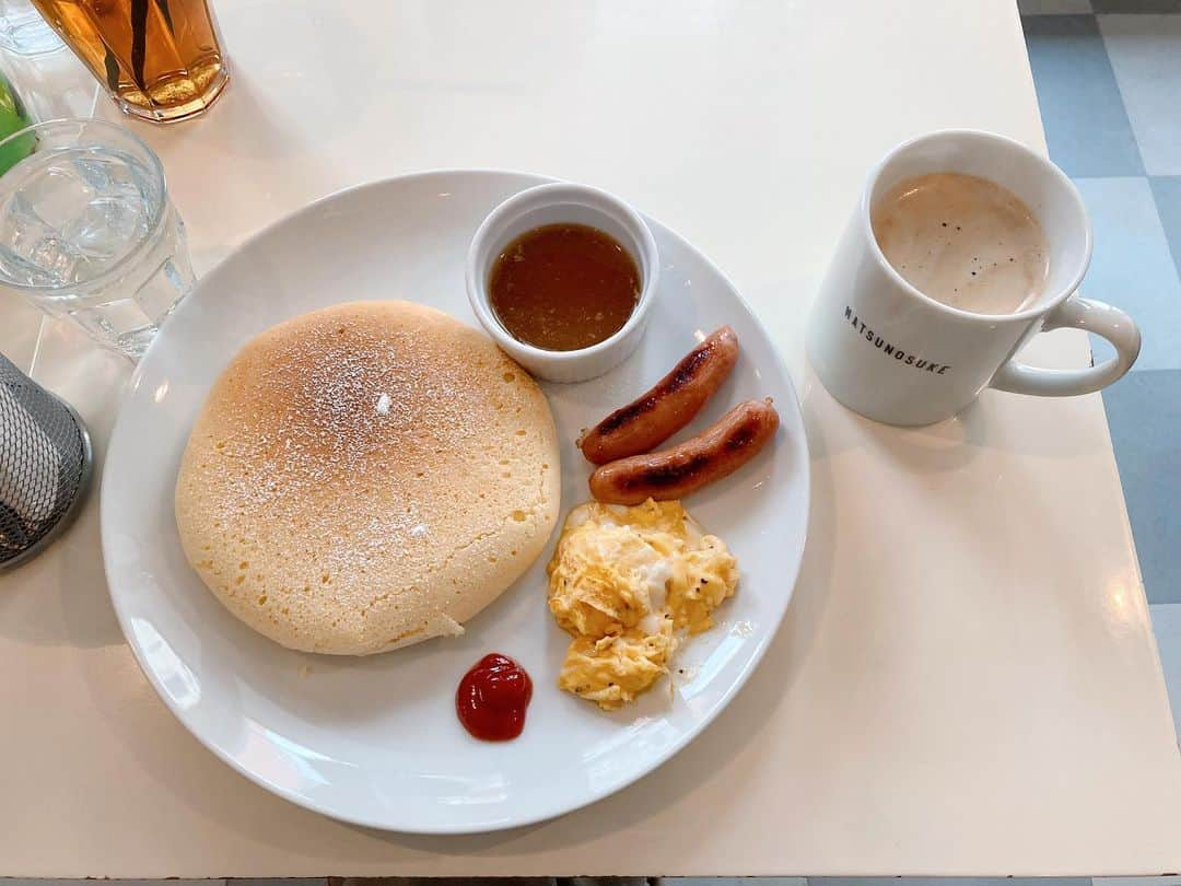 藤野可織のインスタグラム：「まだ花粉症がはじまっていなかった日のホットケーキ🥞」