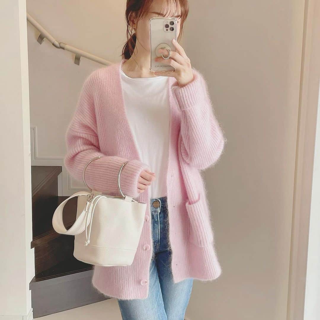 乙黒えりのインスタグラム：「週末のコーデ  暖かかったですね☀️ 今年の春はピンクブームだとか？💕  昨夜は次女のわがままさについイライラ💢してしまい、 今朝になってから振り返ってみて“シワが増えるから怒るのはやめよう”と冷静に思いました😅  #tops @aton_tokyo  #cardigan  @blanc_official.jp  #demin @redcardtokyo  #bag @blanc_official.jp   #カジュアルコーデ#デニムコーデ#ママファッション#ママコーデ#春コーデ#ピンクコーデ」
