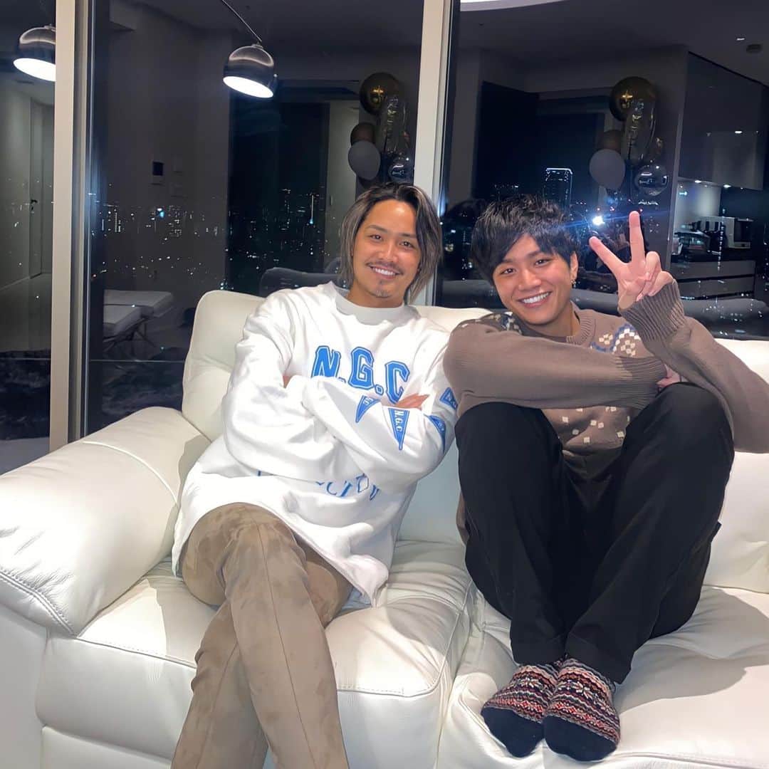 KAZUKI【ANFiNY】のインスタグラム：「素敵なおうちに素敵な夫婦 かわいい子供達に囲まれて 最高の夜過ぎた…😢✨  もう恋しい。笑笑  また押しかけちゃおっ😏笑  たいしさんあみさん ありがとうございましたっ😌✨  またモチベ爆あがりや💪  #ANFiNY #KAZUKI #帰ってきて起きたら足くじいとったのは本当になぞ笑 #なにがあったんやろまじで笑 #まだ痛いけん湿布貼っとる笑 #てか本当に #子供達かわいかったなあ #子供欲しいぃぃぃぃぃ笑」