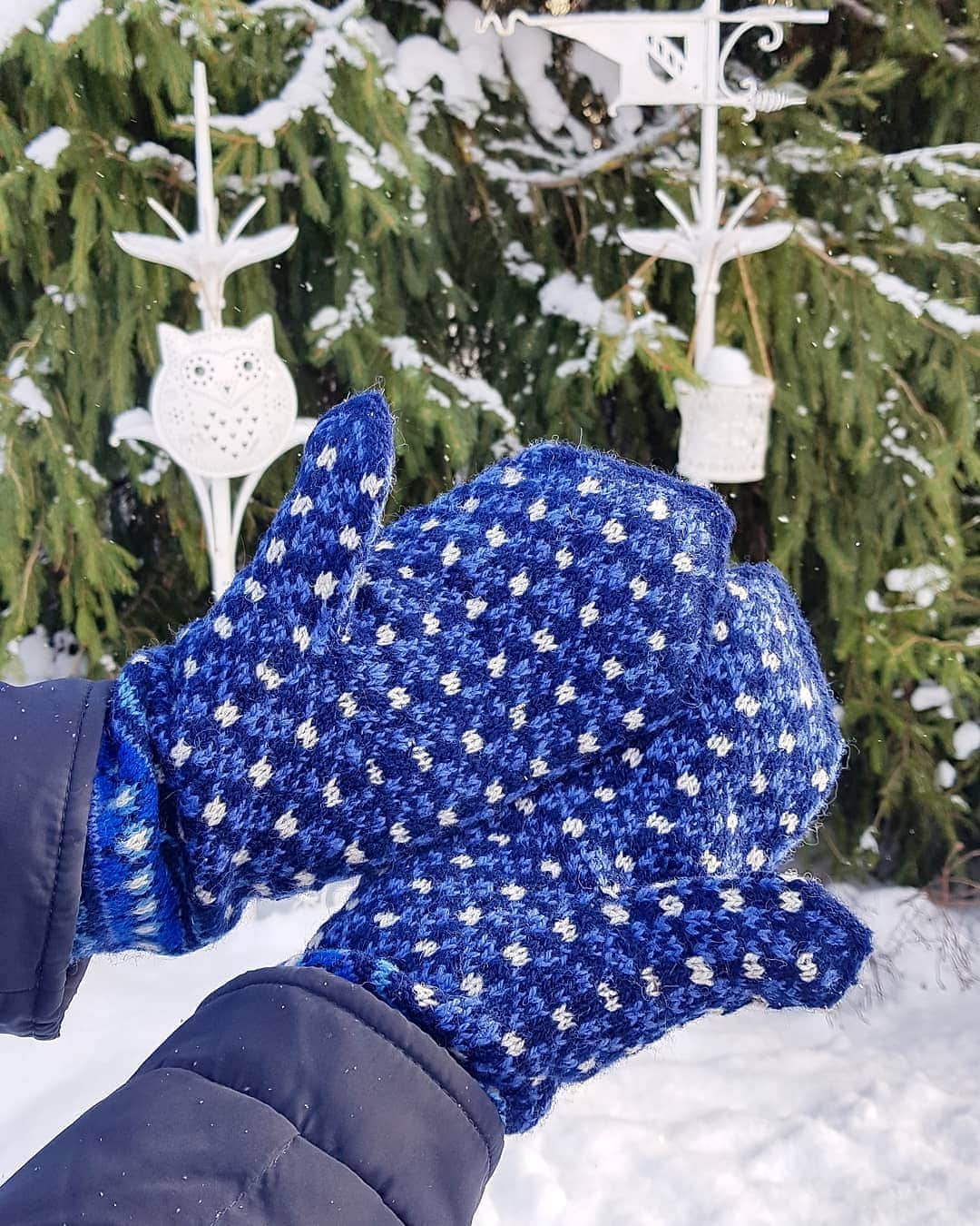 ティネスのインスタグラム：「I glove winter 💙❄ Men mittens can be sweet and warm gift for Valentine's 🎁💋💘 We have different patterns and also double ones!  They're ready to ship 🌍✈ WWW.TINES.LV WORLDWIDE SHIPPING」