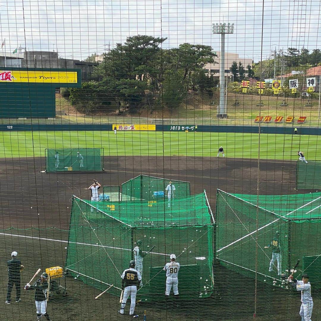 桧山進次郎さんのインスタグラム写真 - (桧山進次郎Instagram)「阪神キャンプ‼️  沖縄来ましたよぉ〜。関西と違ってとにかく暑い🥵 選手達にとって最高の環境です。ただやっぱりお客さんが居ないのが寂しいな〜⤵️ やっぱりプロ野球は見られて何ぼの世界やね‼️  早く世の中コロナ禍が収まって皆が心潤うようになってほしい。  てな訳で私も折角沖縄に来たのでキャンプ取材前に早起きして浜辺をランニング😁 砂浜は股関節、膝、足首周りの小さな筋肉も鍛えられるんで...良いんです👍  #阪神タイガース  #沖縄  #キャンプ #プロ野球  #砂浜  #ランニング  #宜野座  #宜野座かりゆしホテルズボールパーク #桧山進次郎」2月7日 18時16分 - hihihihi_yan