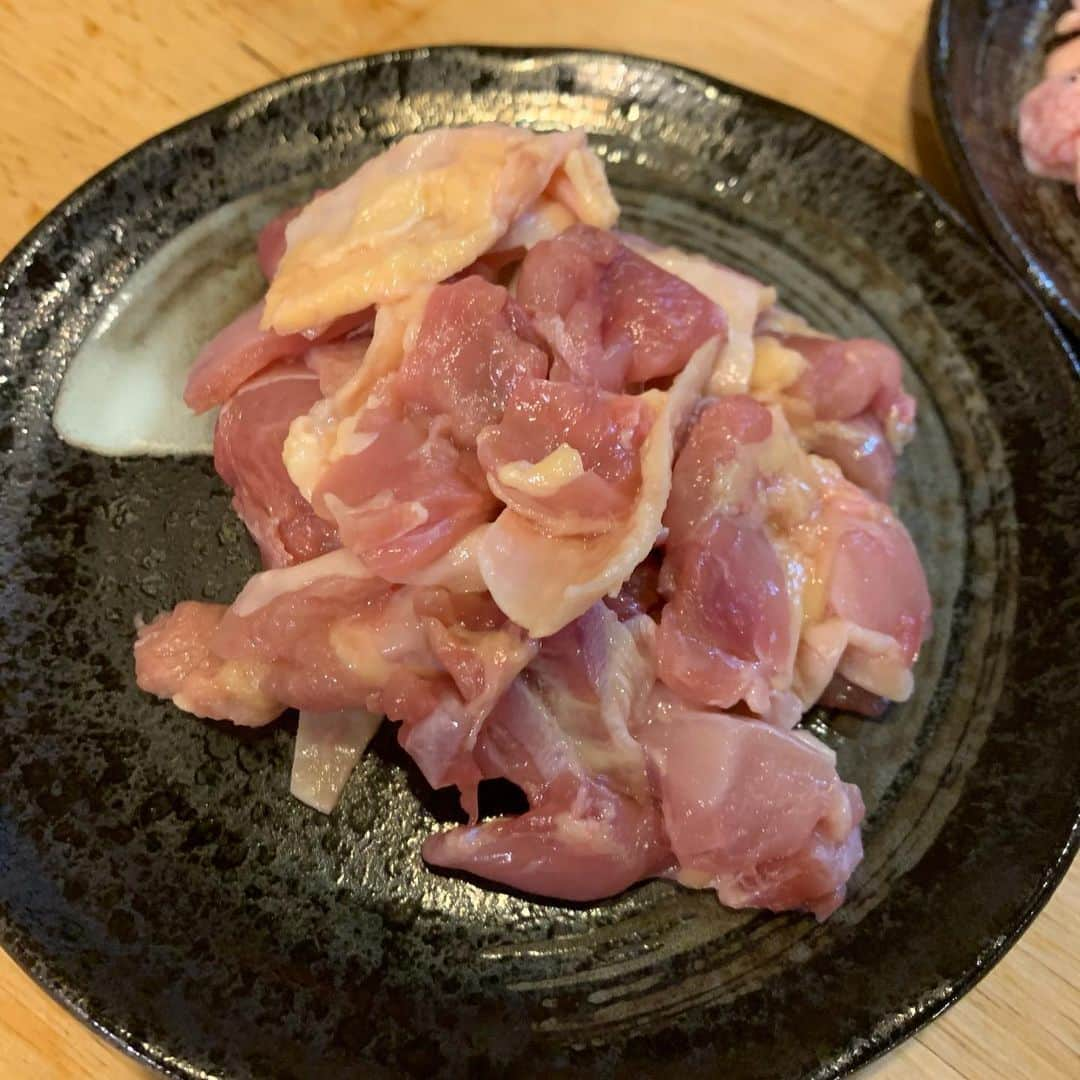 なかの食鶏十三店さんのインスタグラム写真 - (なかの食鶏十三店Instagram)「こんばんは！ なかの食鶏十三店です！！ 本日のおすすめうちの看板娘コーチンモモ肉であります！！ 歯応え、脂ノリがチャームポイント🥰 是非一度御賞味あれの逸品！！ #なかの食鶏 #泣く子も黙る焼鳥 #看板娘 #コーチンモモ肉 #毎日食べたい #店長一推し」2月7日 18時18分 - nakanoshokkei.juso