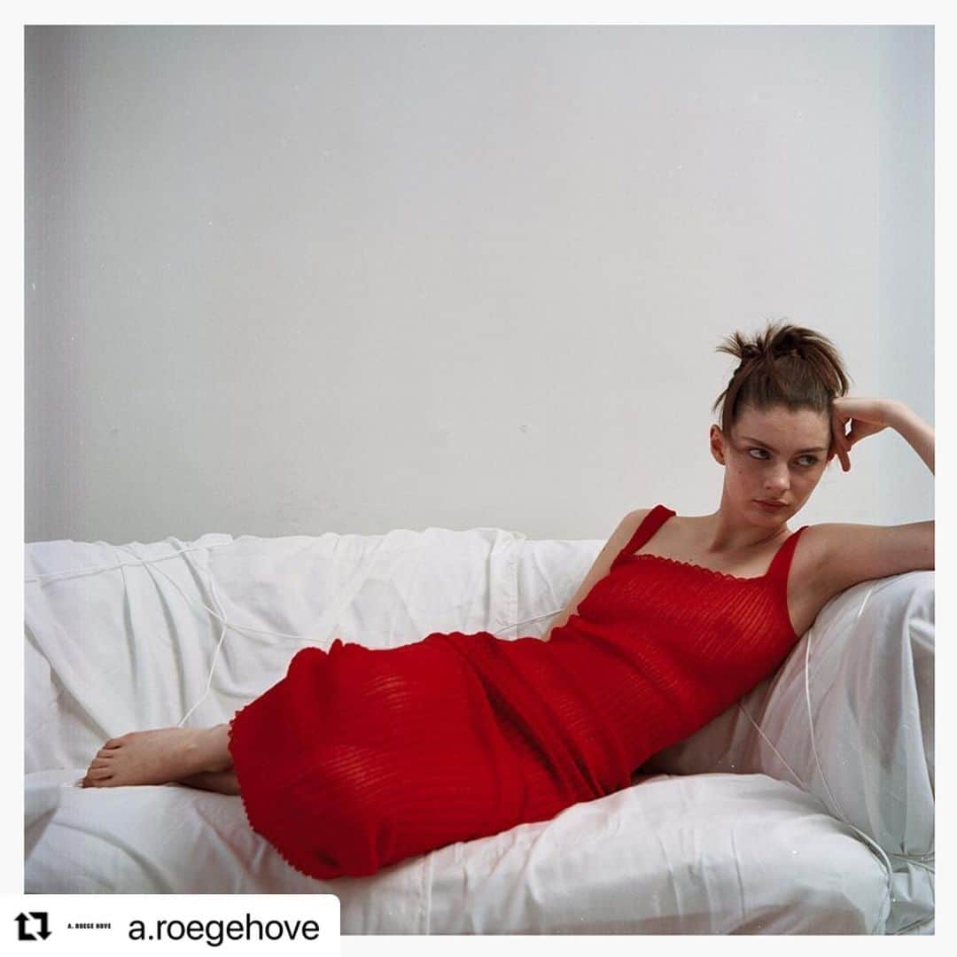 のインスタグラム：「A.ROEGE HOVE  PRE ORDER開催中  デンマーク コペンハーゲンを拠点とするAmalie Roge Hove Geertsenによるニットブランド。  テキスタイルデザインの修士号を取得後、ニットへの可能性を追求し続け自宅にて制作をスタート。  彫刻を思わせるようなカッティングやシェイプをアイテムに落とし込み、現在はスタジオにてプレタポルテを発表。  #aroegehove #sister_tokyo   #Repost @a.roegehove with @make_repost ・・・ Collection book project ; “long square neck dress”」