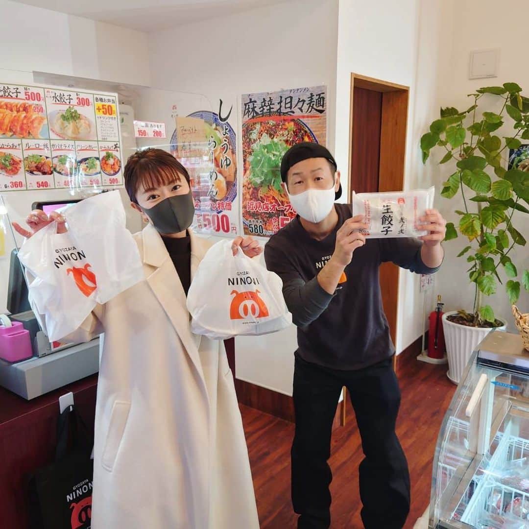 常盤よしこのインスタグラム：「先日の中継でおじゃました 餃子屋弐ノ弐 私も大好きな餃子屋さん❤️ 清水にある直売所に続き、 去年12月に近見店もオープン。 お家で弐ノ弐の餃子が楽しめまーす🥟 テイクアウトメニューも豊富〜 デザートも🍮  #kkt #てれビタ #金曜中継 #熊本グルメ #餃子屋弐ノ弐  #餃子の弐ノ弐」
