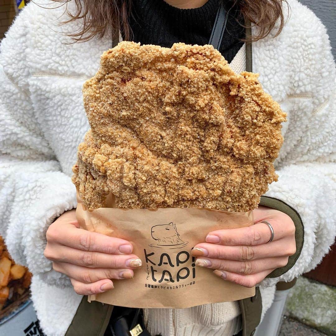 あゆまっくすさんのインスタグラム写真 - (あゆまっくすInstagram)「﻿ ﻿ ◆台湾大鶏排　648円 (ミニサイズは379円)﻿ ﻿ ﻿ 渋谷にある台湾鶏排とタピオカのお店KAPI TAPIで﻿ 顔より大きな巨大鶏排をいただきました！﻿ ﻿ 鶏排(ジーパイ)とは、もも肉を丸ごと使った台湾から揚げ。﻿ ここのジーパイは特別大きくてインパクト絶大😳﻿ ﻿ サクサククリスピーな衣にジューシーなもも肉。﻿ 台湾スパイスもがっつり効いていておいしい♡﻿ 出来たてのあつあつを頬張るのが至福〜🥰﻿ ﻿ とにかく巨大なので、分けづらいけど﻿ ふたりでシェアするのがおすすめ！﻿ ﻿ ﻿ 提供期間: 通年﻿ 訪問店舗: KAPI TAPI(渋谷駅A0出口から徒歩約5分)﻿ ﻿ ​ ﻿ ‎⋆ ･‎⋆ ･‎⋆ ･‎⋆​」2月7日 18時24分 - ayumax666
