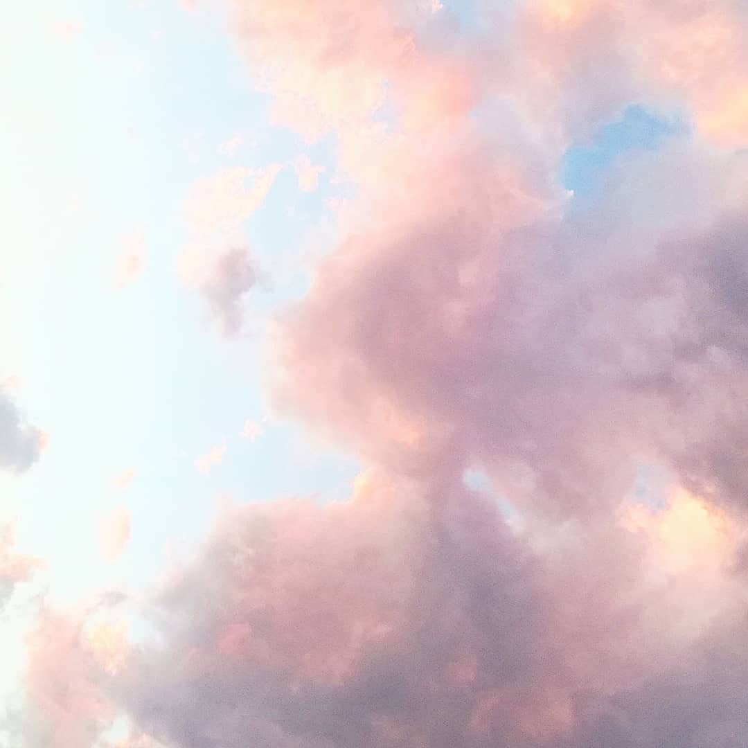 熊井戸花さんのインスタグラム写真 - (熊井戸花Instagram)「わたあめみたい可愛い 〜 🥺 ♡  .  『 あの空に負けないくらい笑っていよう 』 　　　　　　ほら、笑ってる / SHISHAMO  好きな曲の好きなフレーズ🤤  . . . #instagram  #instagood  #instalike  #clouds  #cottoncandy  #dream  #sky  #pink  #fantasy  #구름  #空  #幻想的  #jc #jc2 #sjc  #中学生 #中2 #熊井戸花」2月7日 18時27分 - kumaido_hana