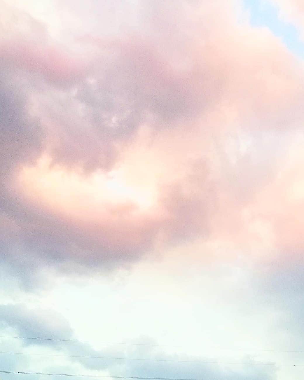 熊井戸花さんのインスタグラム写真 - (熊井戸花Instagram)「わたあめみたい可愛い 〜 🥺 ♡  .  『 あの空に負けないくらい笑っていよう 』 　　　　　　ほら、笑ってる / SHISHAMO  好きな曲の好きなフレーズ🤤  . . . #instagram  #instagood  #instalike  #clouds  #cottoncandy  #dream  #sky  #pink  #fantasy  #구름  #空  #幻想的  #jc #jc2 #sjc  #中学生 #中2 #熊井戸花」2月7日 18時27分 - kumaido_hana
