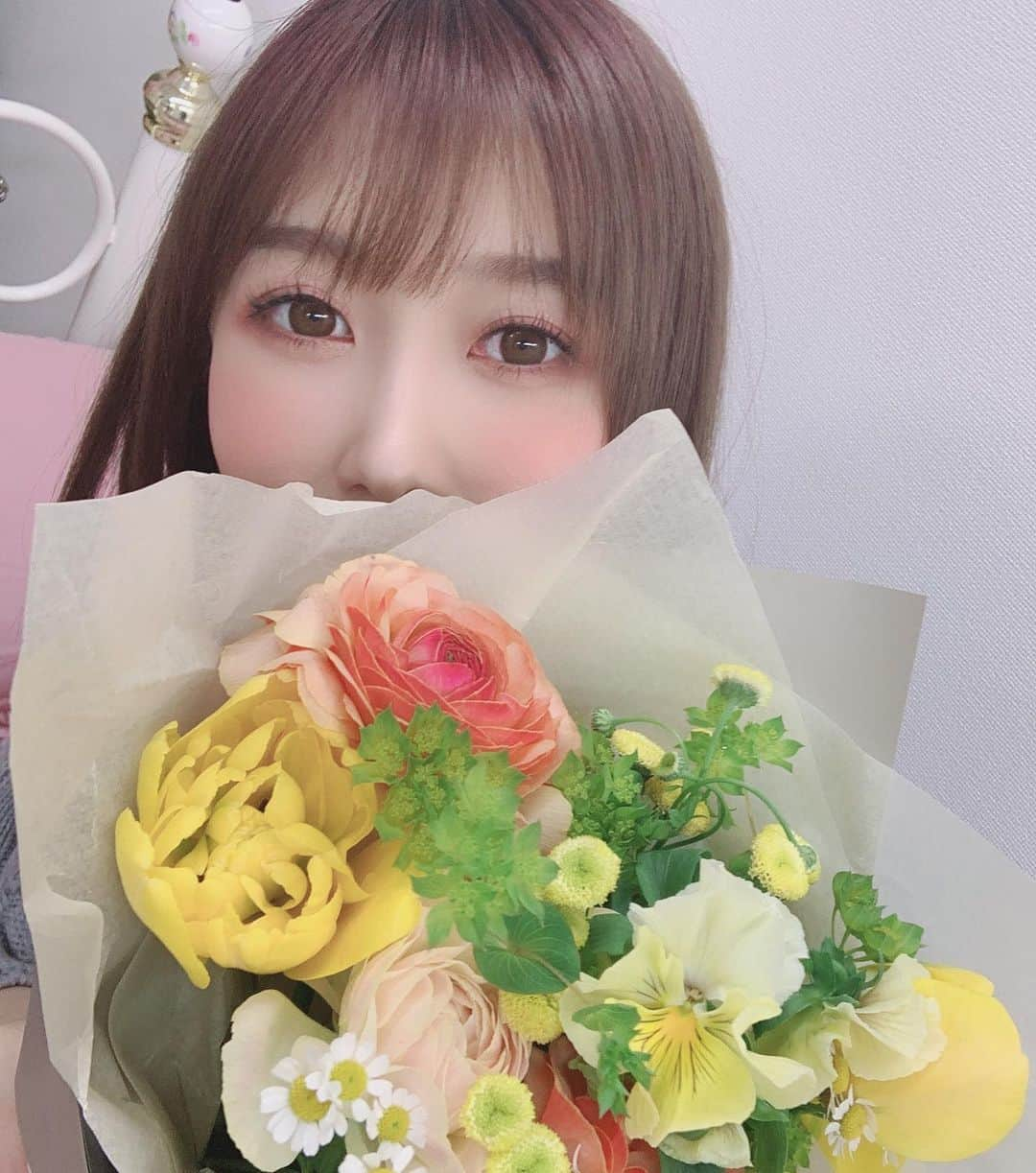 大槻ひびきさんのインスタグラム写真 - (大槻ひびきInstagram)「花束やプレゼントたくさん ありがとう🥰」2月7日 18時27分 - yanhibi0221