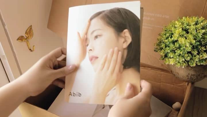 タリア・イファンカ・エリサベスのインスタグラム：「Inside the package:   • ABIB Jericho Rose Creme Nutrition Tube Jericho rose extract helps activate the moisture funnel in the skin increasing the absorption rate of effective ingredients with nourishment and moisture  • ABIB Gummy Sheet Mask- Hyaluron Sticker (10pcs) The mask tightly seals to your face, allowing your skin to effectively absorb the product into your skin.  Notes: All Abib Products are on up to 50% off sale during 11th~14th feb  2 Creme coating sheet mask and a heartleaf sample kit will be provided per order✨  #abib #hyaluronsticker #jerichorosecreme」