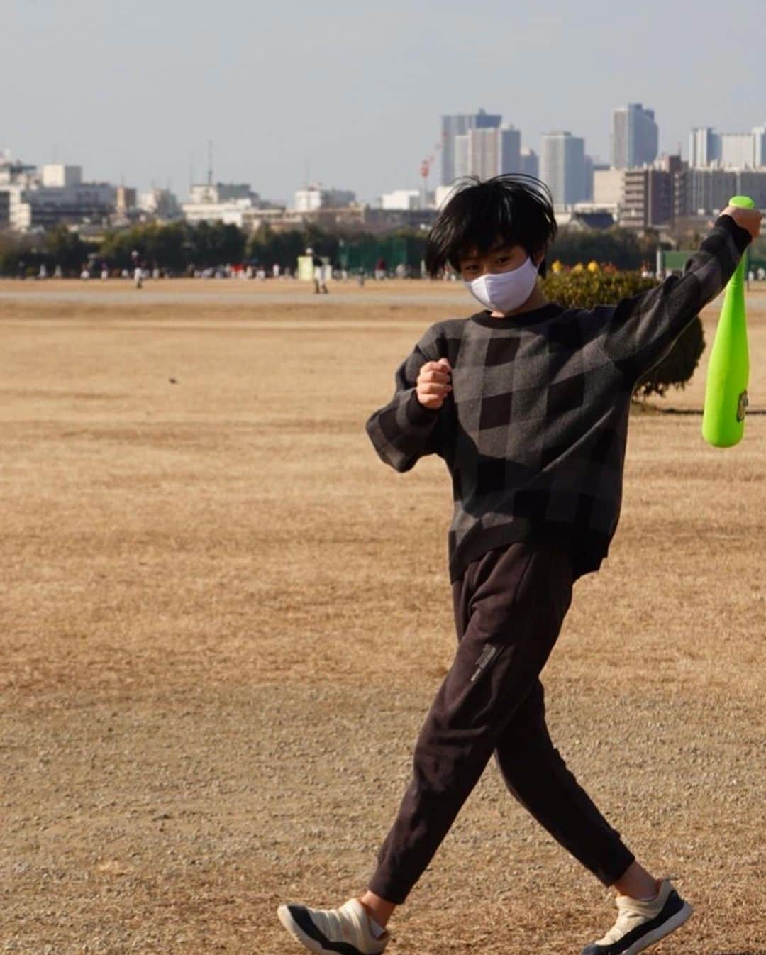 岩隈久志さんのインスタグラム写真 - (岩隈久志Instagram)「久しぶりに家族で体を動かしに外に行きました✨ 従兄弟たちに会えてこども達も嬉しそうでした😊 濱矢のキャッチボールも見学しました。 良いボール投げてました👍」2月7日 18時30分 - hisashiiwakuma_21