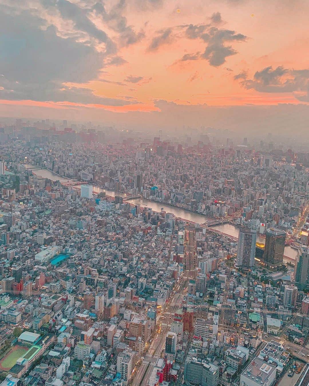 NakamuraYukiさんのインスタグラム写真 - (NakamuraYukiInstagram)「﻿ TOKYOの絶景。﻿ ﻿ 夕暮れ時から夜景は何度見ても綺麗。﻿ スカイツリーの展望台からの景色です！﻿ ﻿ 1年以上前の写真だけどお気に入り。﻿ ﻿ ﻿ ﻿ _________________________﻿ ﻿ 🇯🇵Japan,tokyo﻿ 📍 東京スカイツリー展望台﻿ ﻿ __________________________﻿ ﻿ ﻿ #japantrip #カメラ女子 #女子カメラ  #国内旅行 #女子旅 #日本旅行#yukis_injapan#gototravel #japantrip #japan_of_insta #japantravel #japan_daytime_view #japan_photo #japaneseculture #東京観光#東京スカイツリー#東京スカイツリー夜景 #東京の風景 #東京の空」2月7日 18時33分 - nakamuraam