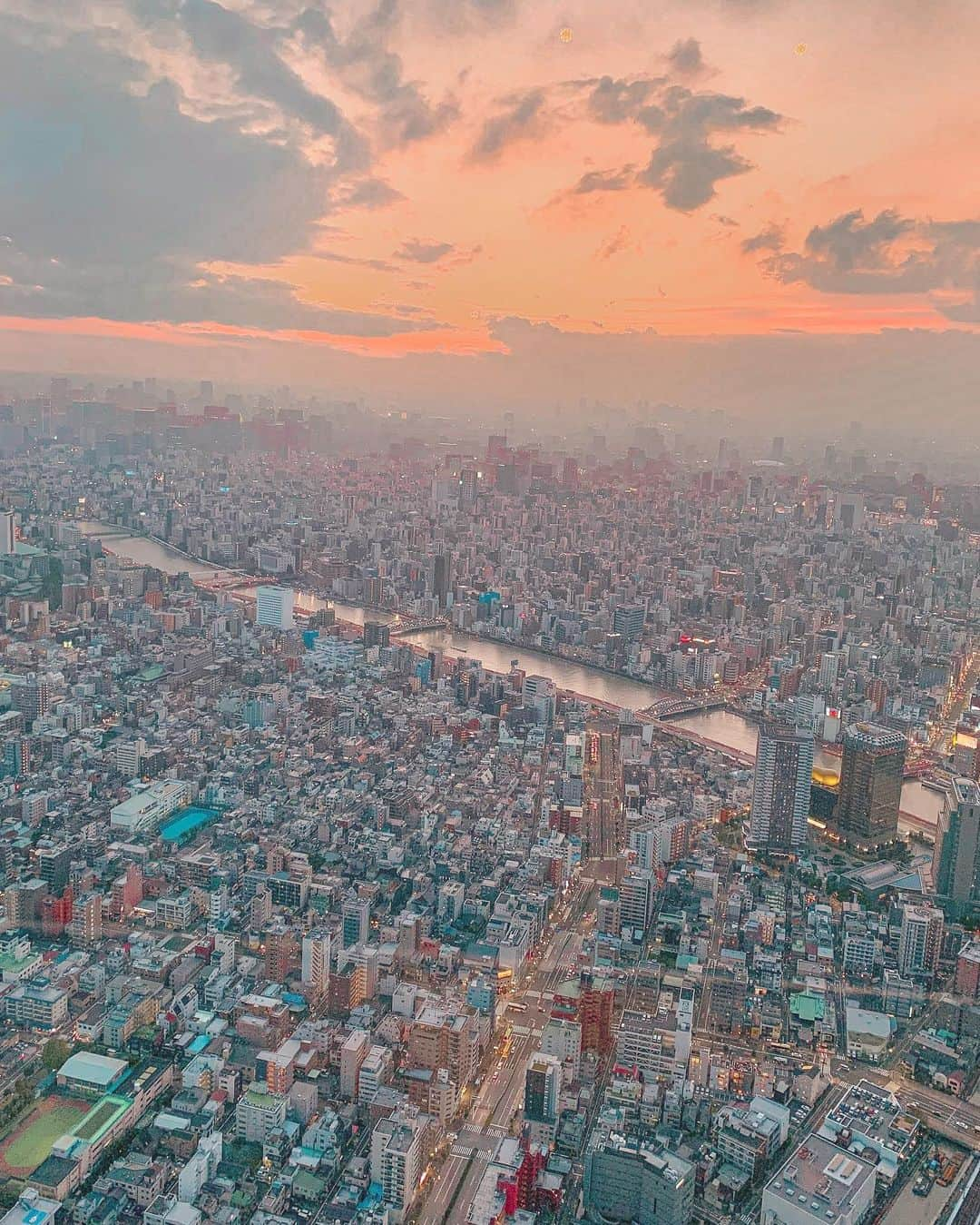 NakamuraYukiのインスタグラム：「﻿ TOKYOの絶景。﻿ ﻿ 夕暮れ時から夜景は何度見ても綺麗。﻿ スカイツリーの展望台からの景色です！﻿ ﻿ 1年以上前の写真だけどお気に入り。﻿ ﻿ ﻿ ﻿ _________________________﻿ ﻿ 🇯🇵Japan,tokyo﻿ 📍 東京スカイツリー展望台﻿ ﻿ __________________________﻿ ﻿ ﻿ #japantrip #カメラ女子 #女子カメラ  #国内旅行 #女子旅 #日本旅行#yukis_injapan#gototravel #japantrip #japan_of_insta #japantravel #japan_daytime_view #japan_photo #japaneseculture #東京観光#東京スカイツリー#東京スカイツリー夜景 #東京の風景 #東京の空」