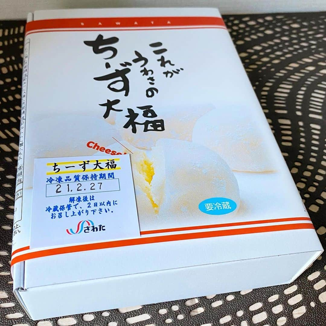 ゆうとグルメさんのインスタグラム写真 - (ゆうとグルメInstagram)「#お取り寄せグルメ 埼玉県熊谷市にある沢田本店さん(@sawatahonten)の 「ちーず大福6個入り」864円＋送料 「ちーず大福5種類ミックス」929円＋送料 ㅤㅤㅤㅤㅤㅤㅤㅤㅤㅤㅤㅤㅤ 埼玉にある沢田本店は和洋菓子の製造販売会社！ 公式ホームページからは種類豊富なお菓子をお取り寄せすることができます！ ㅤㅤㅤㅤㅤㅤㅤㅤㅤㅤㅤㅤㅤ 今回注文したのはちーず大福🧀 ㅤㅤㅤㅤㅤㅤㅤㅤㅤㅤㅤㅤㅤ これは2種類のチーズをブレンドしたオリジナルクリームチーズをもちもちの大福で包みこんだ沢田本店の名物商品！ ㅤㅤㅤㅤㅤㅤㅤㅤㅤㅤㅤㅤㅤ 大きさはほどよく小ぶりなおやつサイズで、中のクリームチーズが濃厚だけど甘すぎないのでぱくぱくと食べれちゃいます！ ちなみに冷凍状態で自宅に届くのでしっかり解凍するのはもちろん、半解凍にして大福アイス風に食べることもできるそう！ ㅤㅤㅤㅤㅤㅤㅤㅤㅤㅤㅤㅤㅤ プレーンのちーず大福のほか、苺ちーず大福やブルーベリーちーず大福、ティラミス大福、大人のちーず大福といった商品もあって、5種類全部が楽しめるセットもありました！ ㅤㅤㅤㅤㅤㅤㅤㅤㅤㅤㅤㅤㅤ 中に入っている苺ソースやブルーベリーソース、コーヒー餡がこだわりのクリームチーズと相性抜群だったから個人的にはこの5種類ミックスセットがとくにおすすめ！！ ㅤㅤㅤㅤㅤㅤㅤㅤㅤㅤㅤㅤㅤ 値段もけっこうお手頃だし、自粛期間中の自宅用のお菓子として買うのにぴったりなスイーツだと思います🤤 ㅤㅤㅤㅤㅤㅤㅤㅤㅤㅤㅤㅤㅤ #お取り寄せスイーツ #沢田本店 #チーズ #大福」2月7日 18時34分 - yuuuuto38