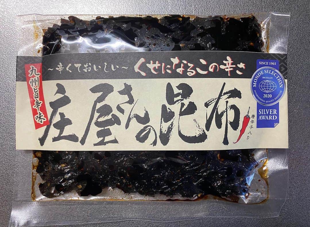 大友陽平さんのインスタグラム写真 - (大友陽平Instagram)「ある飲食店の方にオススメしてもらって食べたら…美味い‼️平尾水産さんの「庄屋さんの昆布」 クセになる辛さに、ほんのりとしその香り…しそは得意じゃないのに、ごはんのお供に、お酒のつまみに最高です✨ 写真の辛さ比べセットは期間限定販売だったようですが、機会あれば皆さんもぜひ🤤  #庄屋さんの昆布 #ヒラスイ #ごはんのおとも」2月7日 18時36分 - nikkan_ohtomo